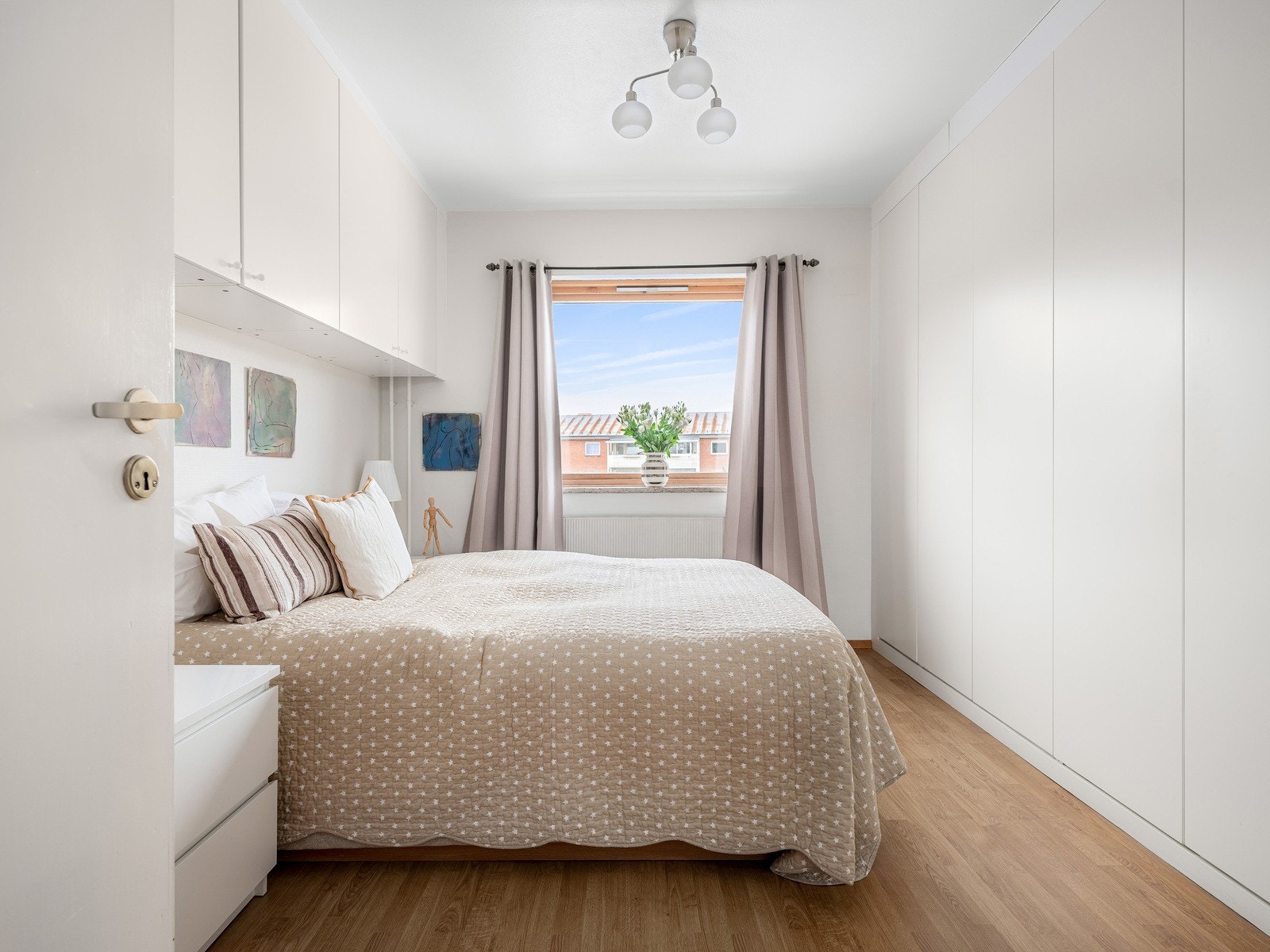 Soverommet er et rolig og behagelig rom med god plass til dobbeltseng og en garderobe for oppbevaring. Galleribilde