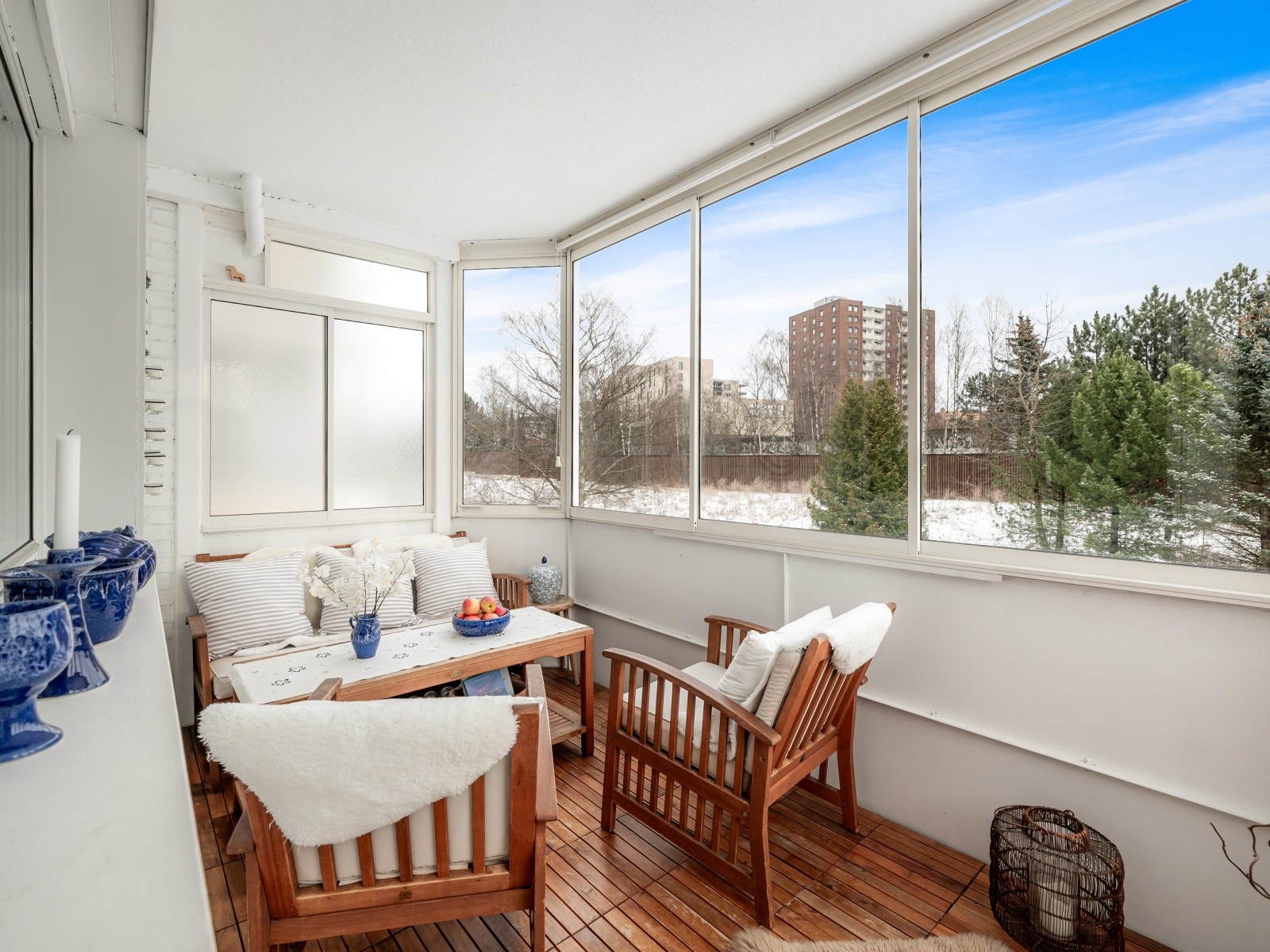 Stor solrik balkong vendt mot frodige omgivelser. Galleribilde