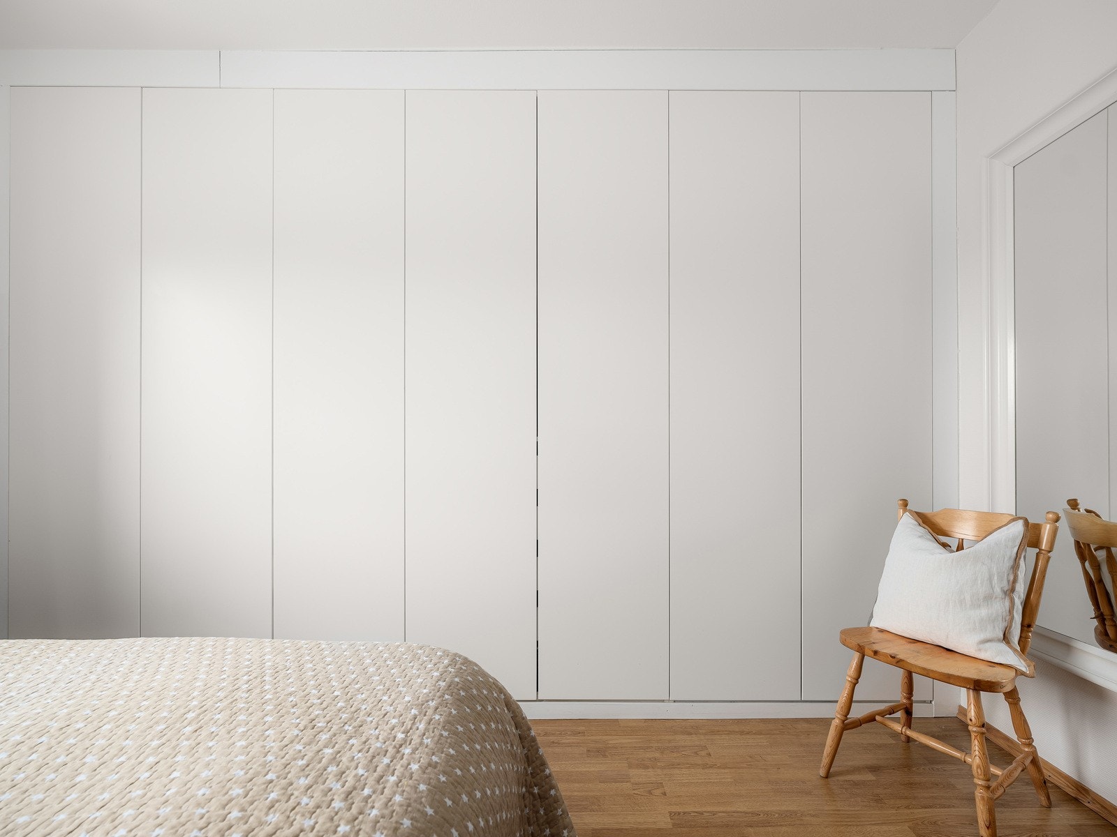 Plassbygget garderobe gir rikelig med oppbevaring. Galleribilde