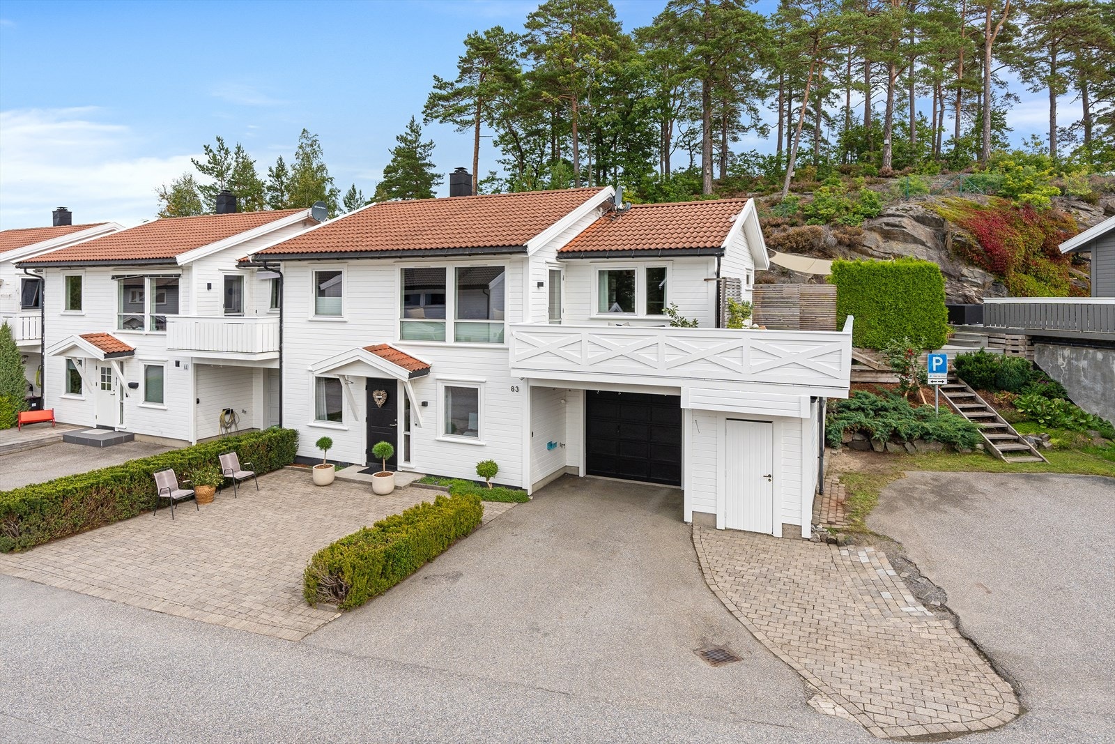 Flytter du hit vil du bo i et svært barnevennlig boligområde, i en blindvei, med gangavstand til barnehage, skole og dagligvarebutikk. Enderekkehuset har en ypperlig beliggenhet som grenser til friareal, hvor du finner gjesteparkeringsplasser like ved. Galleribilde