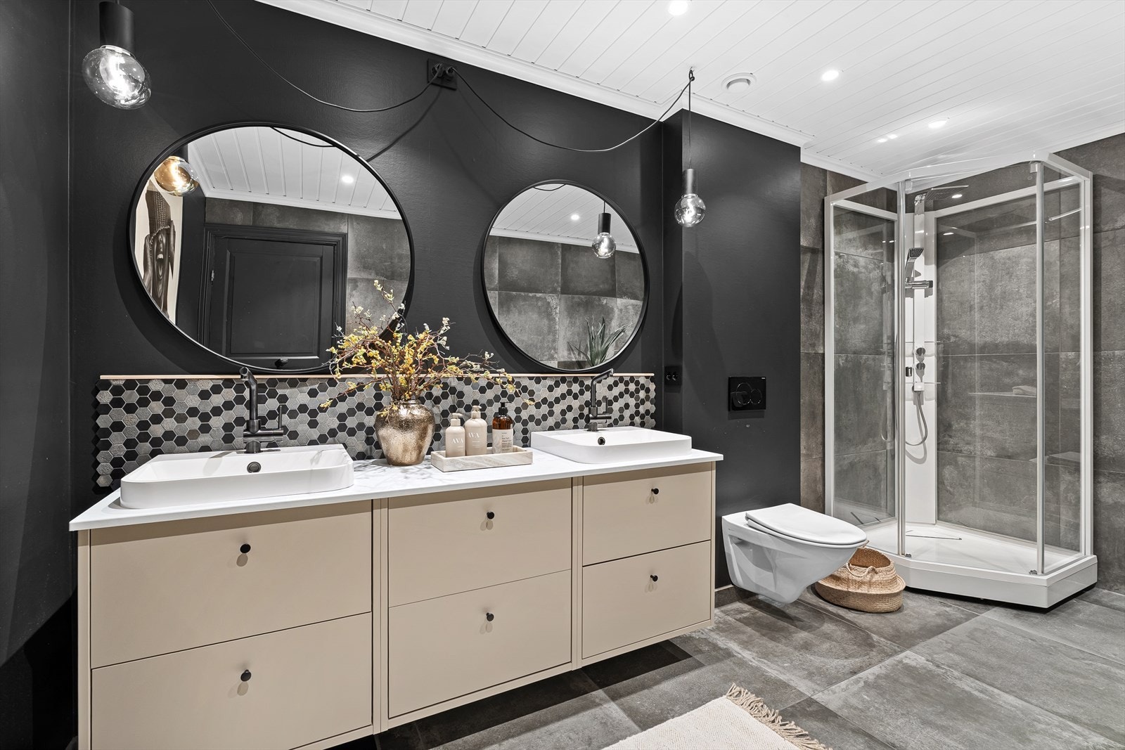 Baderomsinnredningen med dobbel vask er ny i 2025. Galleribilde