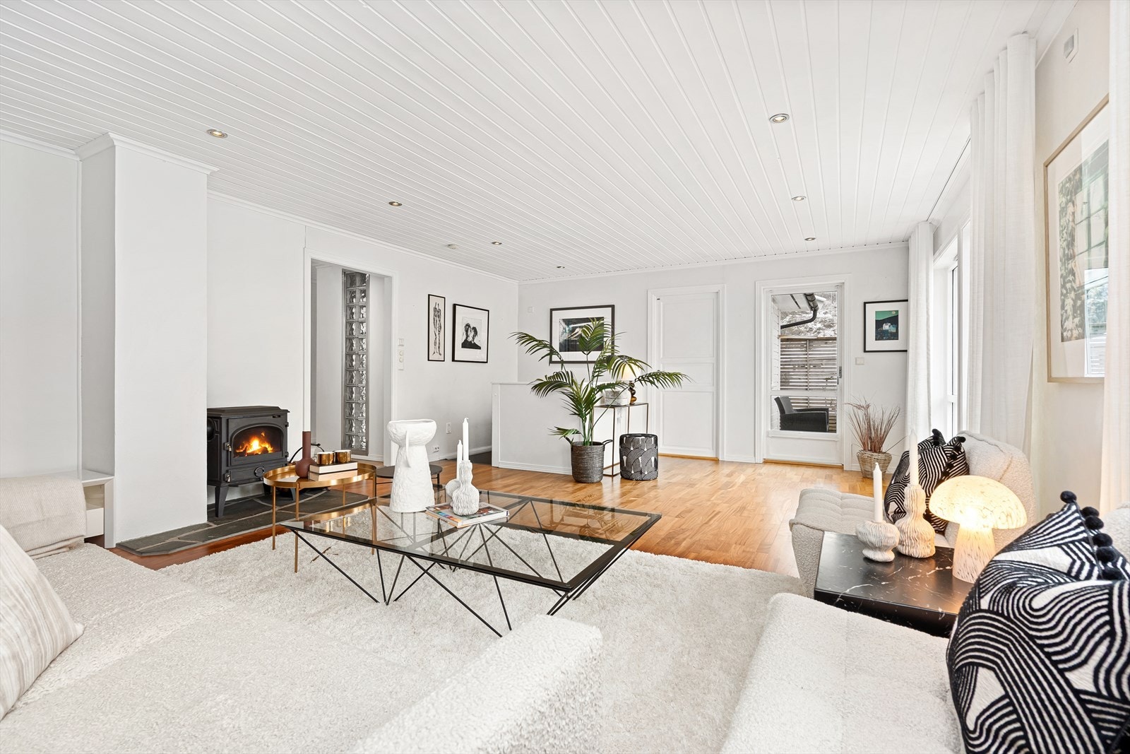 Store vindusflater sørger for rikelig med naturlig dagslys inn i rommet, som igjen gjør det godt å være her. Galleribilde