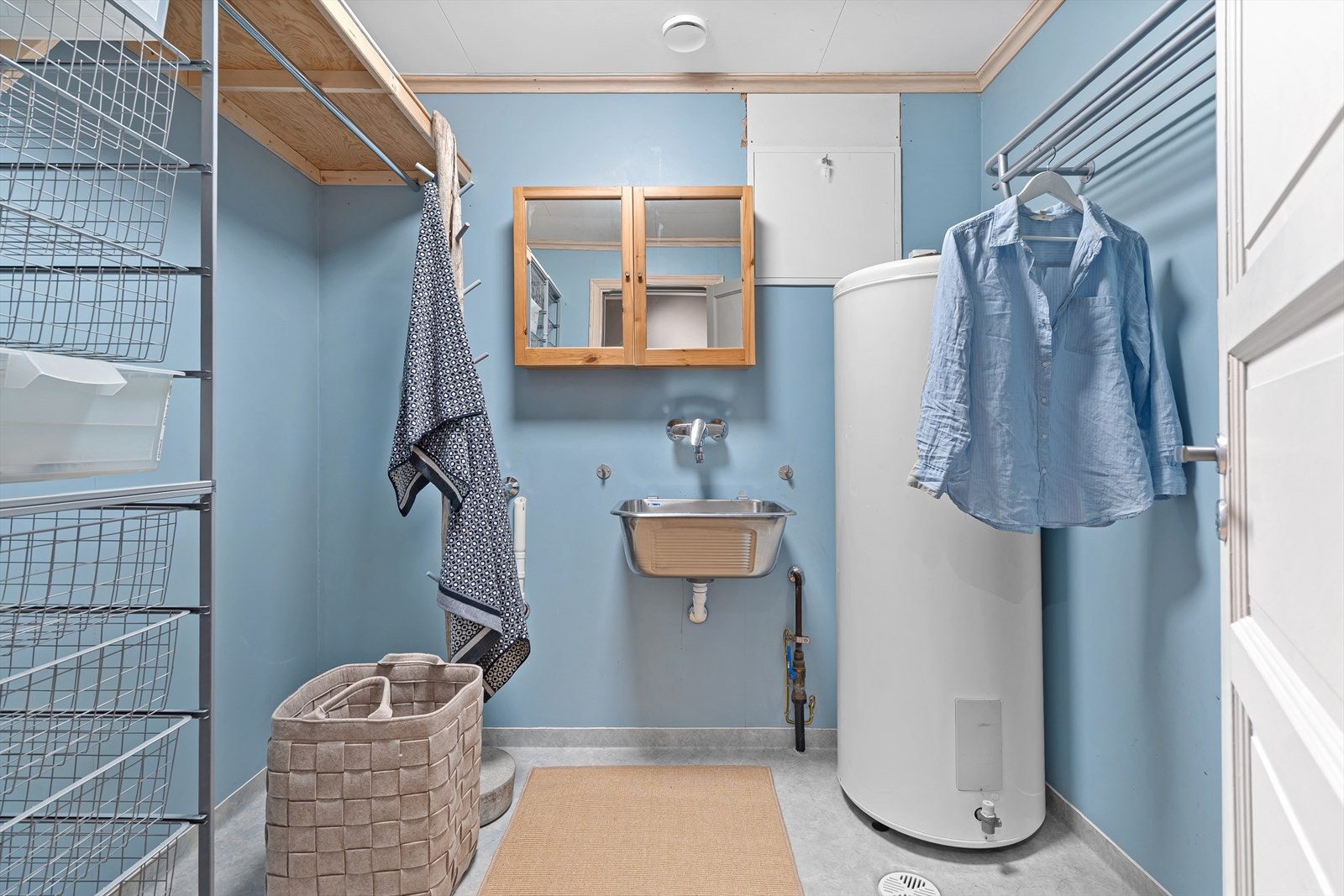 Vaskerommet ligger vegg i vegg med badet og har belegg på gulvet, og ellers malte overflater. Her er det opplegg for vaskemaskin/tørketrommel, en praktisk utslagsvask, varmtvannsbereder (300L), samt at du kan ha en ekstra frys og kjøleskap stående her. Galleribilde