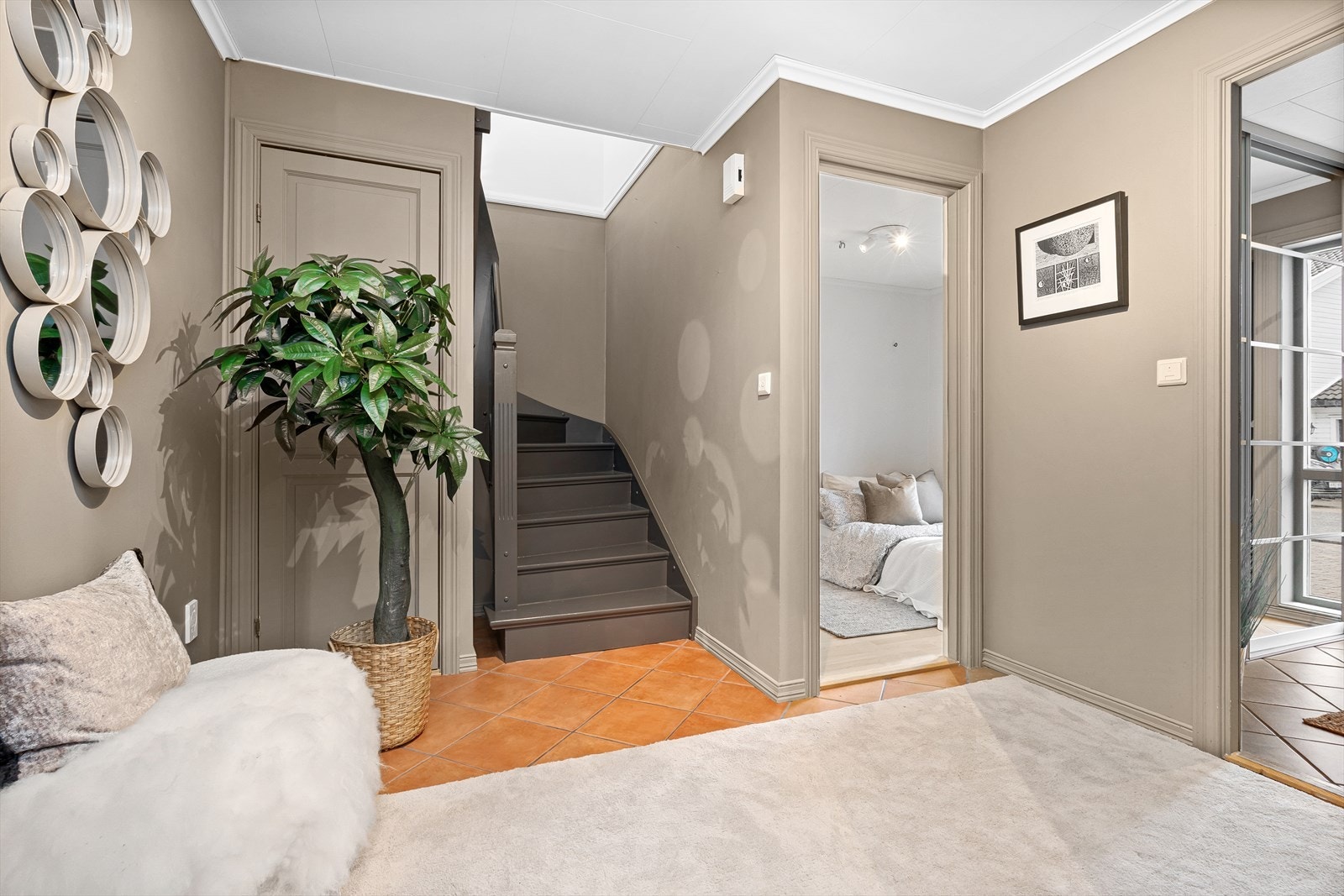 I boligens 1.etg. finner du en hall med videre tilkomst til 2 soverom, bad, vaskerom, samt innvendig bod under trappen. Det er lagt opp til sentralstøvsuger med uttak i begge etasjer. Det er varmekabler i alle rom i 1.etg. Galleribilde