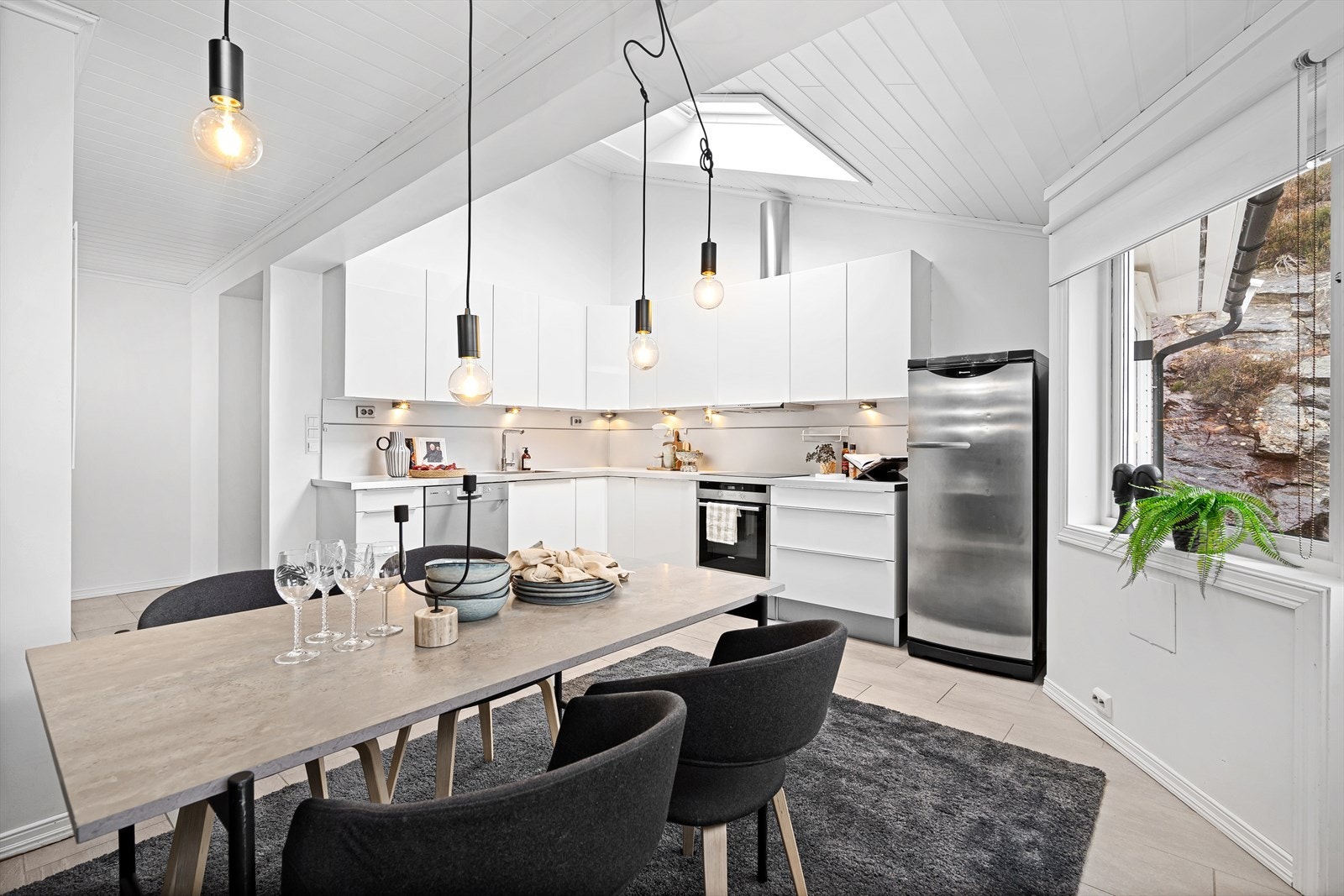 Rommet er av god størrelse med plass til spisebord med tilhørende stoler, samt kjøkken med gode oppbevaringsmuligheter. I sokkelen på kjøkkenet er det "smulelist" som er tilknyttet sentralstøvsuger fra Foma. Galleribilde