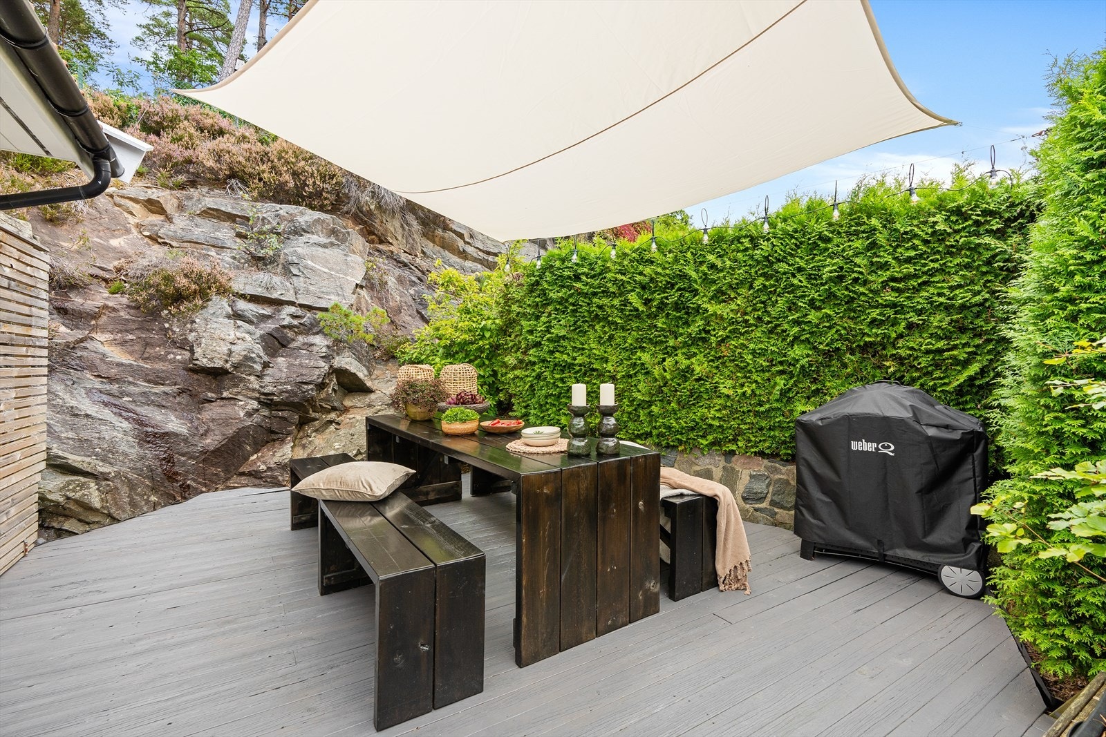 Det er også satt opp levegg til den delen av eiendommen som er på baksiden av huset, og terrassen er kappet etter avstand til fjellet. Galleribilde