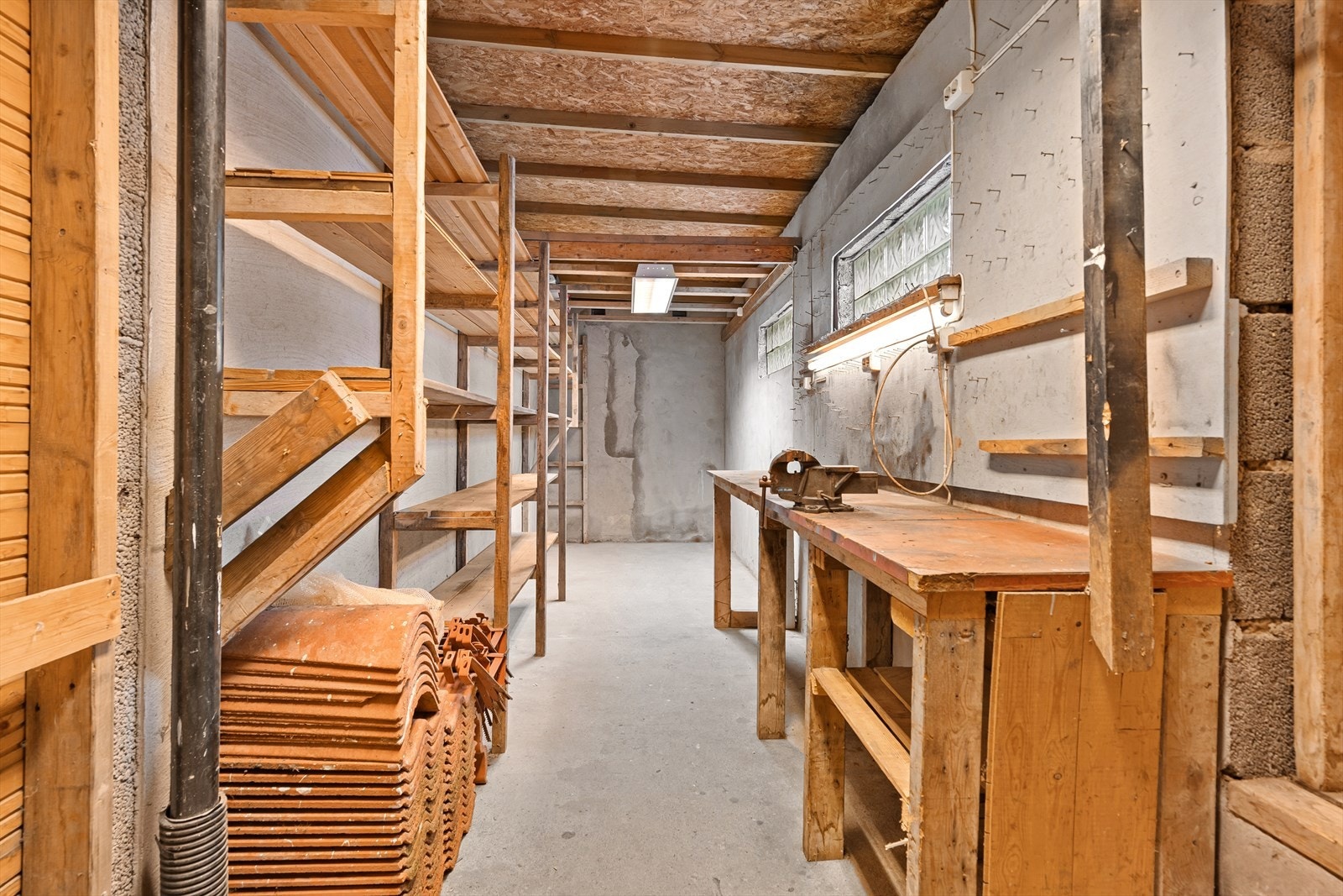 Verksted tilknyttet garasjen med egen inngang utenfra. Her er det plass til hobbysnekkeren, mekanikeren eller til den som behøver ekstra lagringsplass. Galleribilde