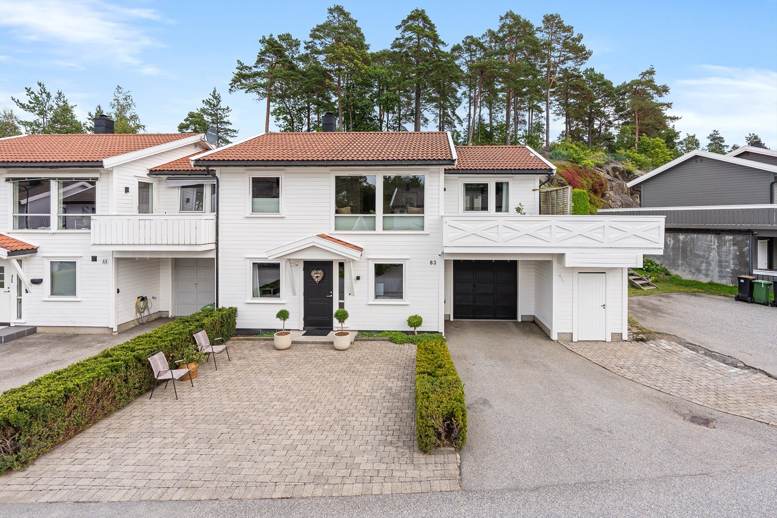 Tilhørende enderekkehuset medfølger det garasje med automatisk portåpner og el-bil lader, samt en utvendig bod/verksted. Innkjørselen er forøvrig pent opparbeidet med hekk, beplantning og belegningsstein. Galleribilde