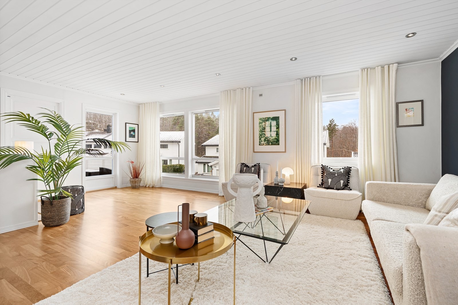 I boligens 2.etg. finner du en mellomgang, en stue med tilkomst til terrasse, soverom 3, kjøkken, kontor/kott, bad, soverom 4, og ekstra stue. Galleribilde