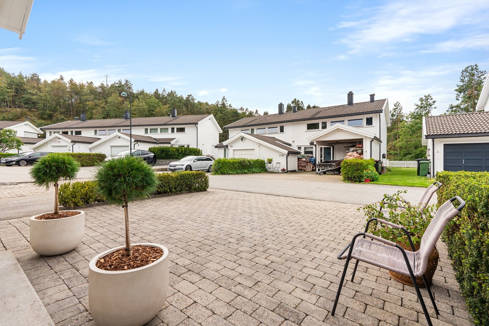 Fra boligen er det gangavstand til flere flotte gå - og turområder, og til flotte badevann sommerstid. Du kan også sette deg på sykkelen og sykle via Postveien ned til sentrum om du vil raskt til byen. Galleribilde
