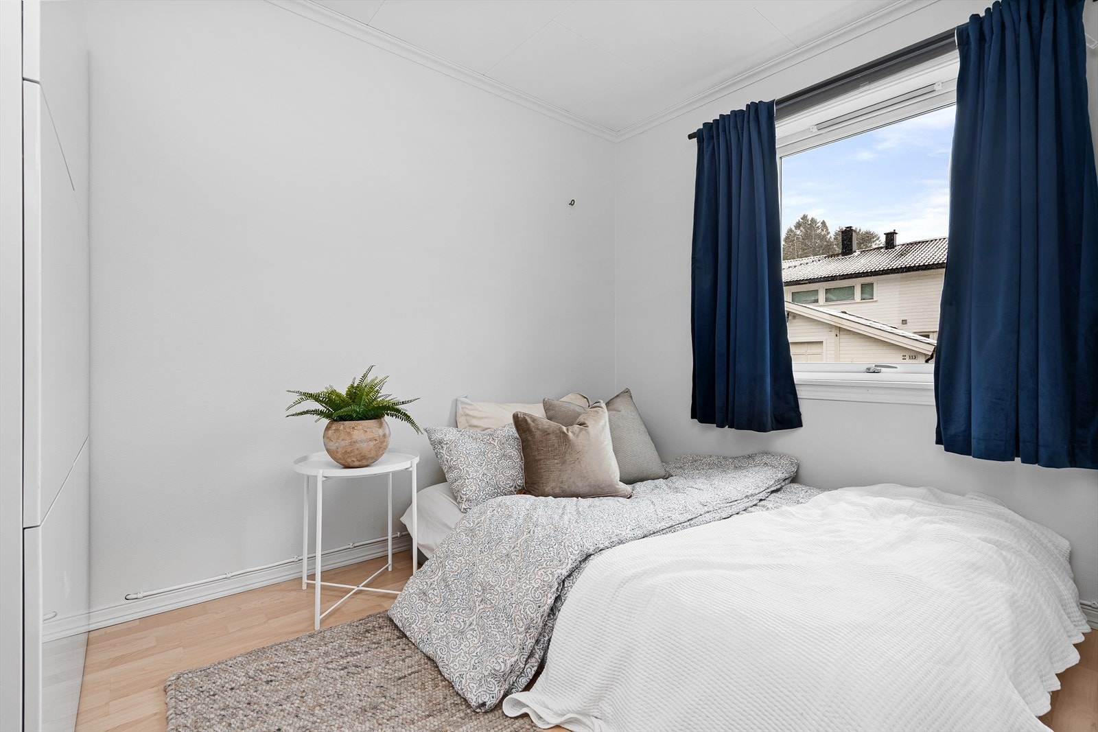 Soverom 1 er lyst og innbydende med plass til dobbeltseng med nattbord, samt garderobeløsning. Galleribilde