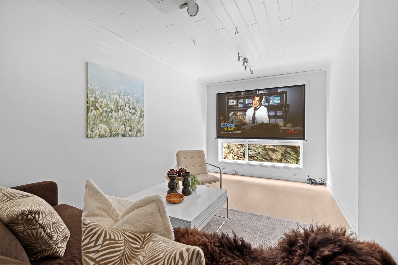 Rommet har vært benyttet til en ekstra stue eller et kinorom. Projektor og lerret medfølger ikke boligen. Galleribilde