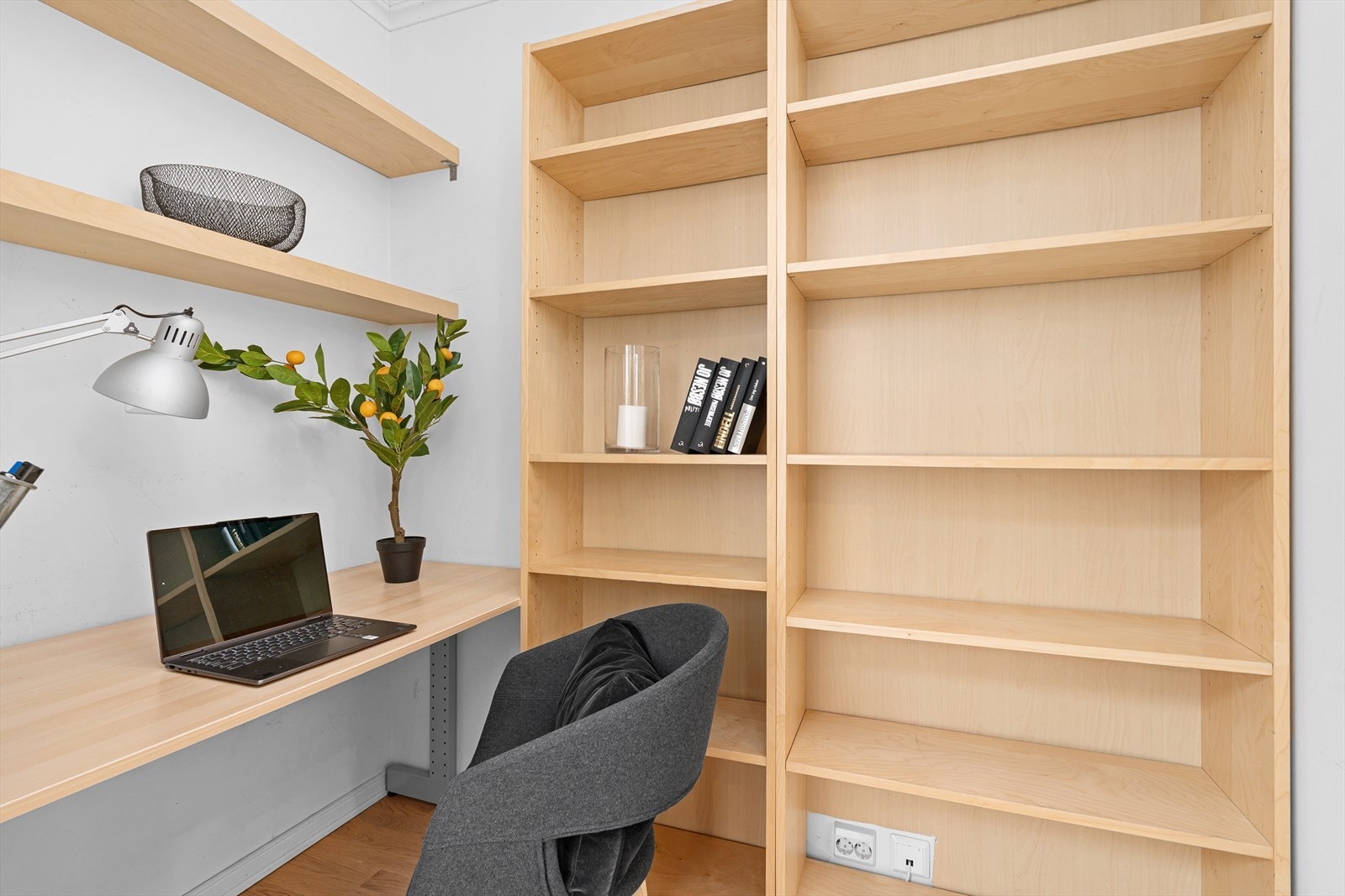 I tilknytting til kjøkkenet er det et kott som er flittig benyttet til et kontor. Om du vil kan det også være et pantry for ekstra oppbevaring av matvarer, kjøkkenmaskiner mm.? Galleribilde