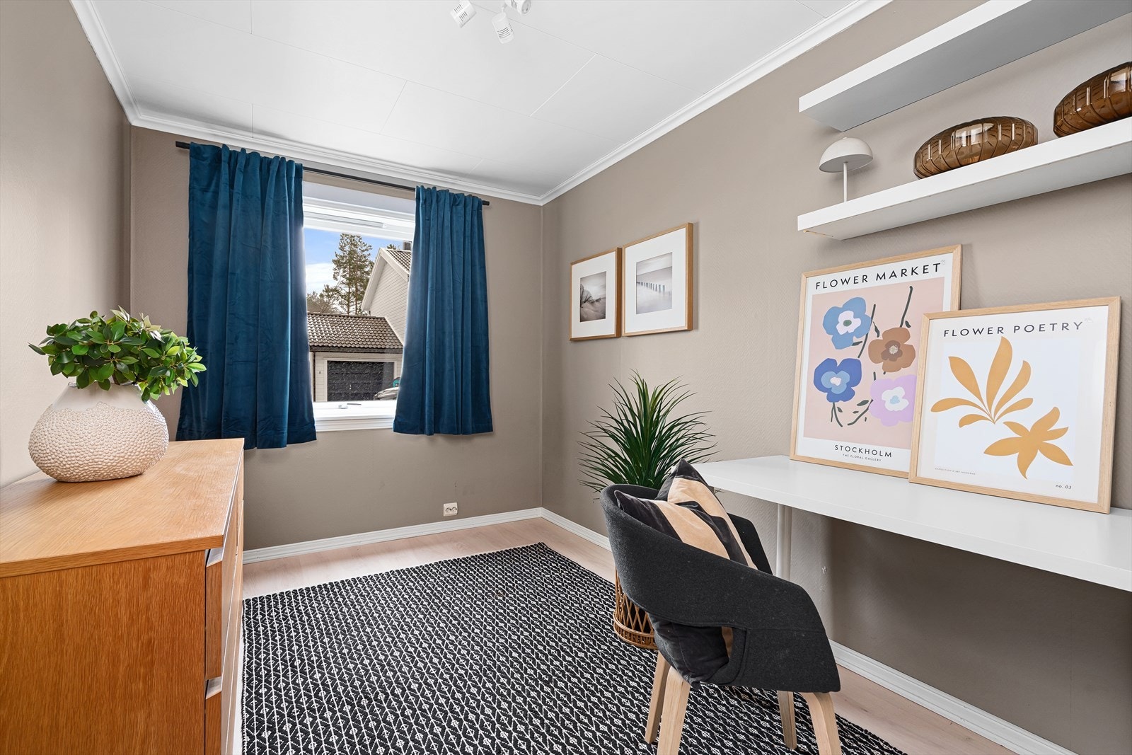 Soverom nr. 2 er også av god størrelse med plass til seng, nattbord og garderobeløsning om ønskelig. Rommet er idag benyttet som et kontor. Legg merke til duse varme fargetonen på veggene. Galleribilde