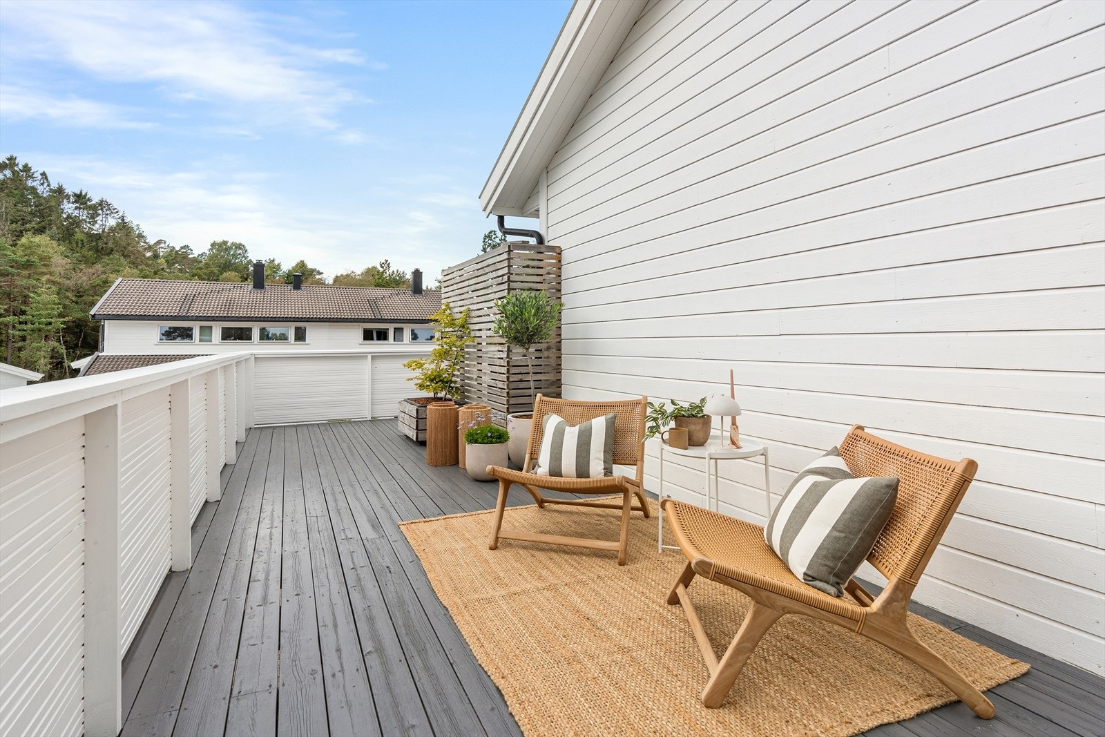 Utvendig er fasade, terrasser og rekkverk jevnlig vedlikeholdt og malt etter behov. Galleribilde