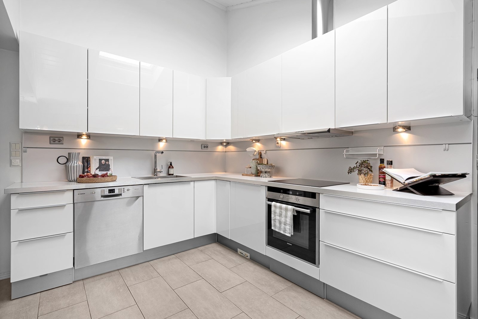 Kjøkkenet er fra kvalitetsleverandøren HTH med integrerte hvitevarer som stekeovn, platetopp, samt plass til oppvaskmaskin og kjøleskap. Stilig bakplate med skinner til forskjellig oppheng. På gulvet er det lagt Italienske steinfliser med varme i gulvet. Galleribilde