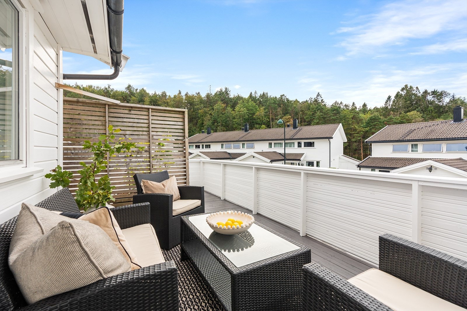 Terrassen strekker seg rundt boligen og er på til sammen ca 55 kvm. Her har du gode solforhold, lite innsikt og god oversikt over gaten. Nåværende eiere har satt opp noen kule skillevegger og plantekasser som skjermer og lager fine soner i uterommet. Galleribilde