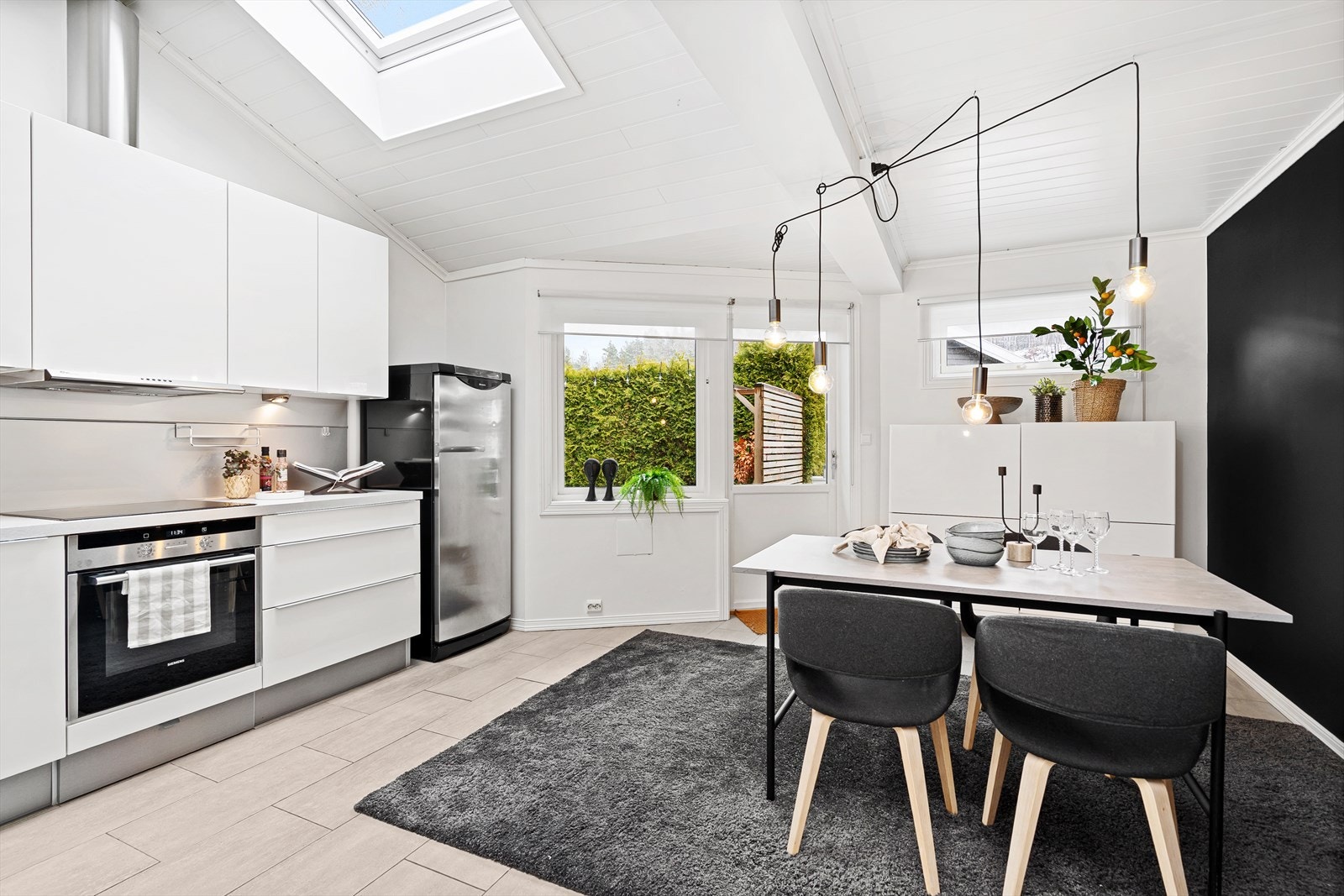 Kjøkkenet er en del av påbygget som ble bygd av fagfolk i 2009. Da ble boligen utvidet med ca 50 kvm. I det store kjøkkenrommet er det god takhøyde med takvindu og dør direkte ut til uteområde. Galleribilde