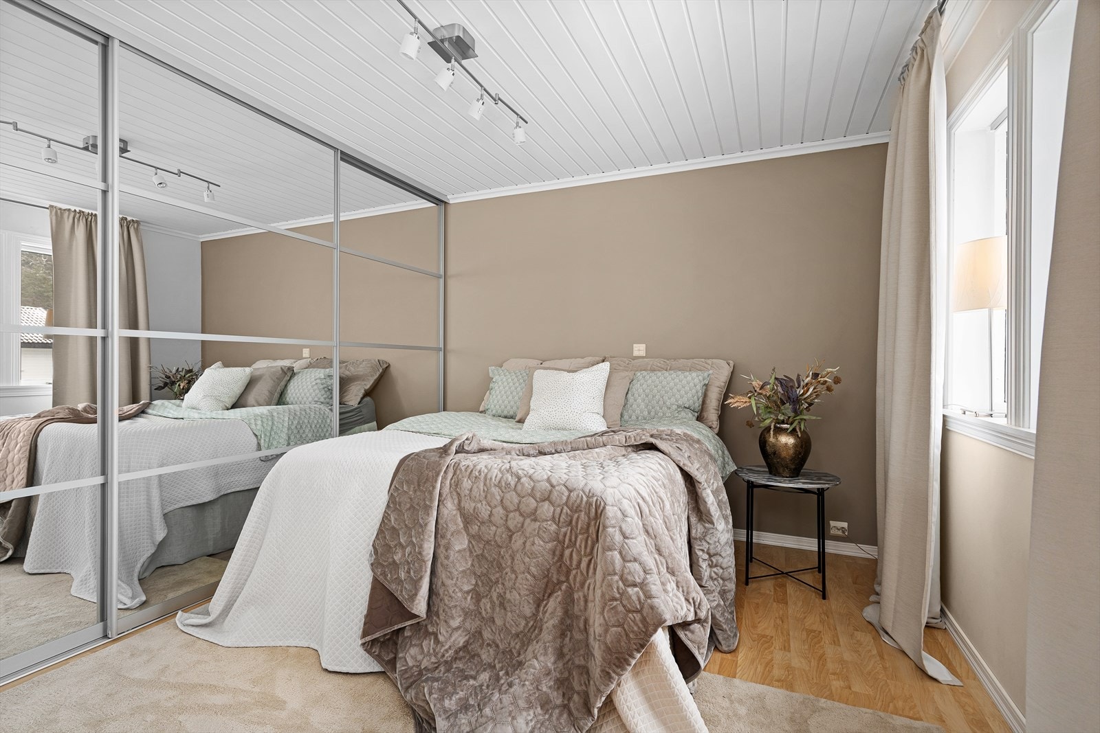 Hovedsoverommet har tilkomst via stuen og er malt i en sval beigefarge. Her har du god oppbevaringsplass i skyvedørsgarderoben, samt plass til dobbeltseng og nattbord. Galleribilde