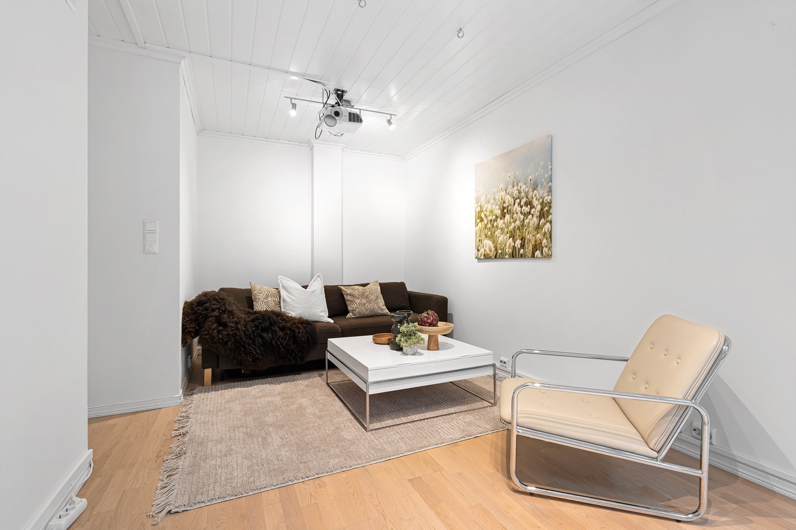 Vegg i vegg med badet finner du et soverom eller en ekstra stue. Her er det også lagt varmekabler i gulvet. Galleribilde