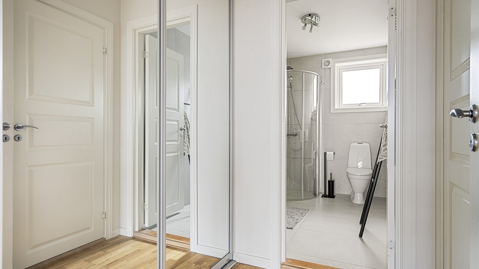 Ved soverommet er det en praktisk mellomgang med skyvedørsgarderobe med speilfront Galleribilde