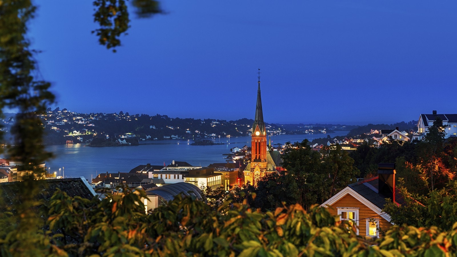 Fra boligen er det nydelig utsyn over Arendal by, byfjorden og ut Galtesund Galleribilde