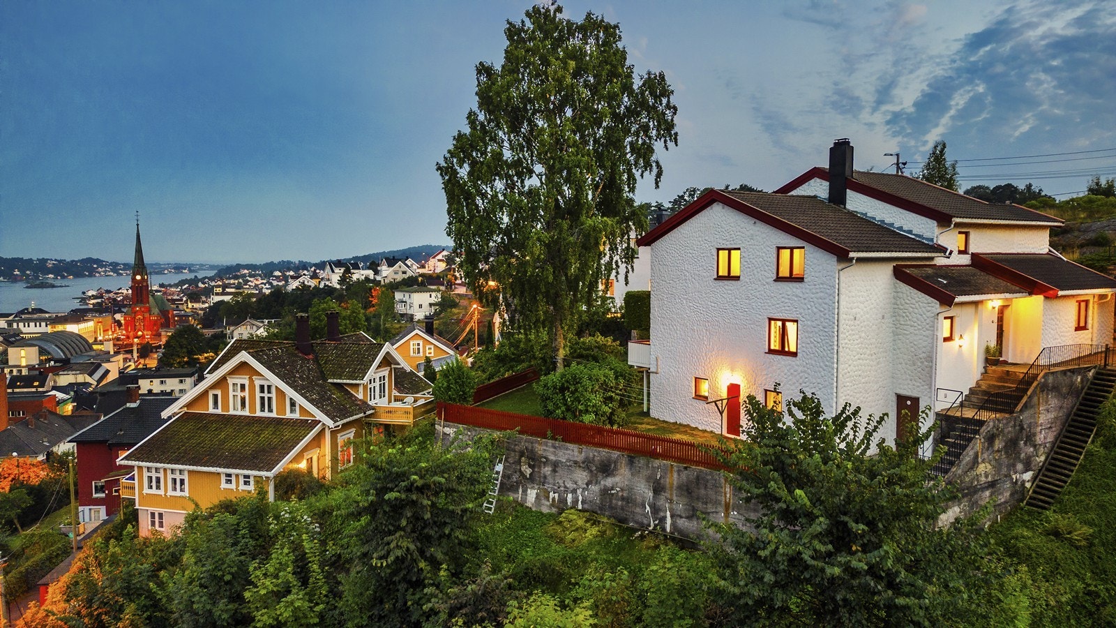 Boligen har en spektakulær utsikt og gode solforhold Galleribilde