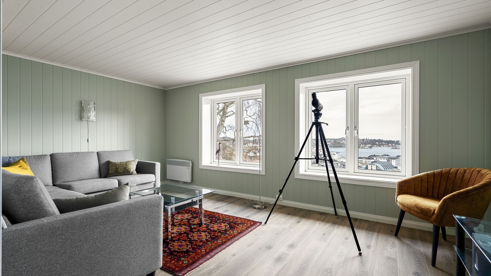 Loftstuen har også flott utsikt. Overflatene ble pusset opp i 2020 Galleribilde