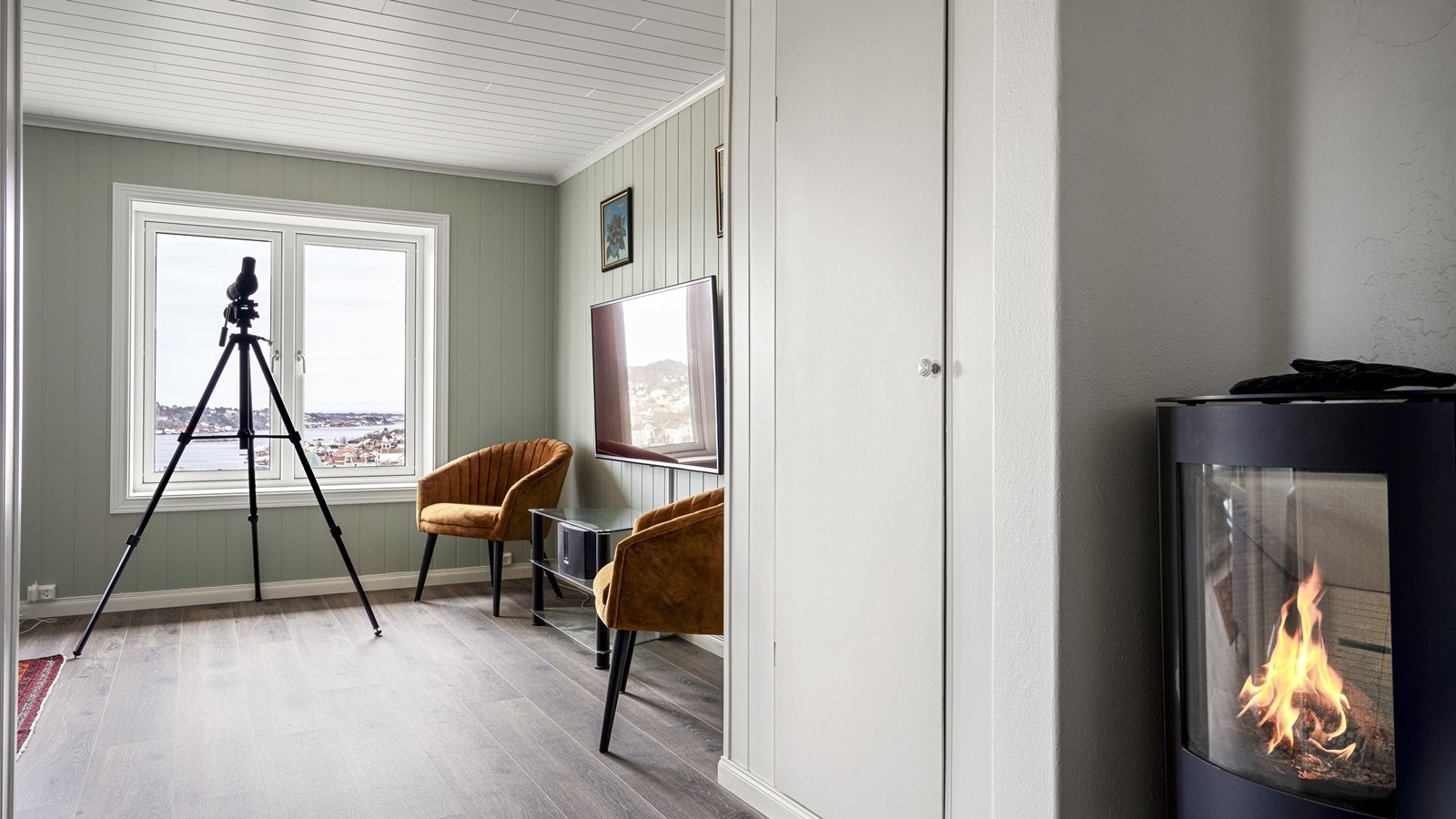 Lys og fin loftstue med peisovn Galleribilde
