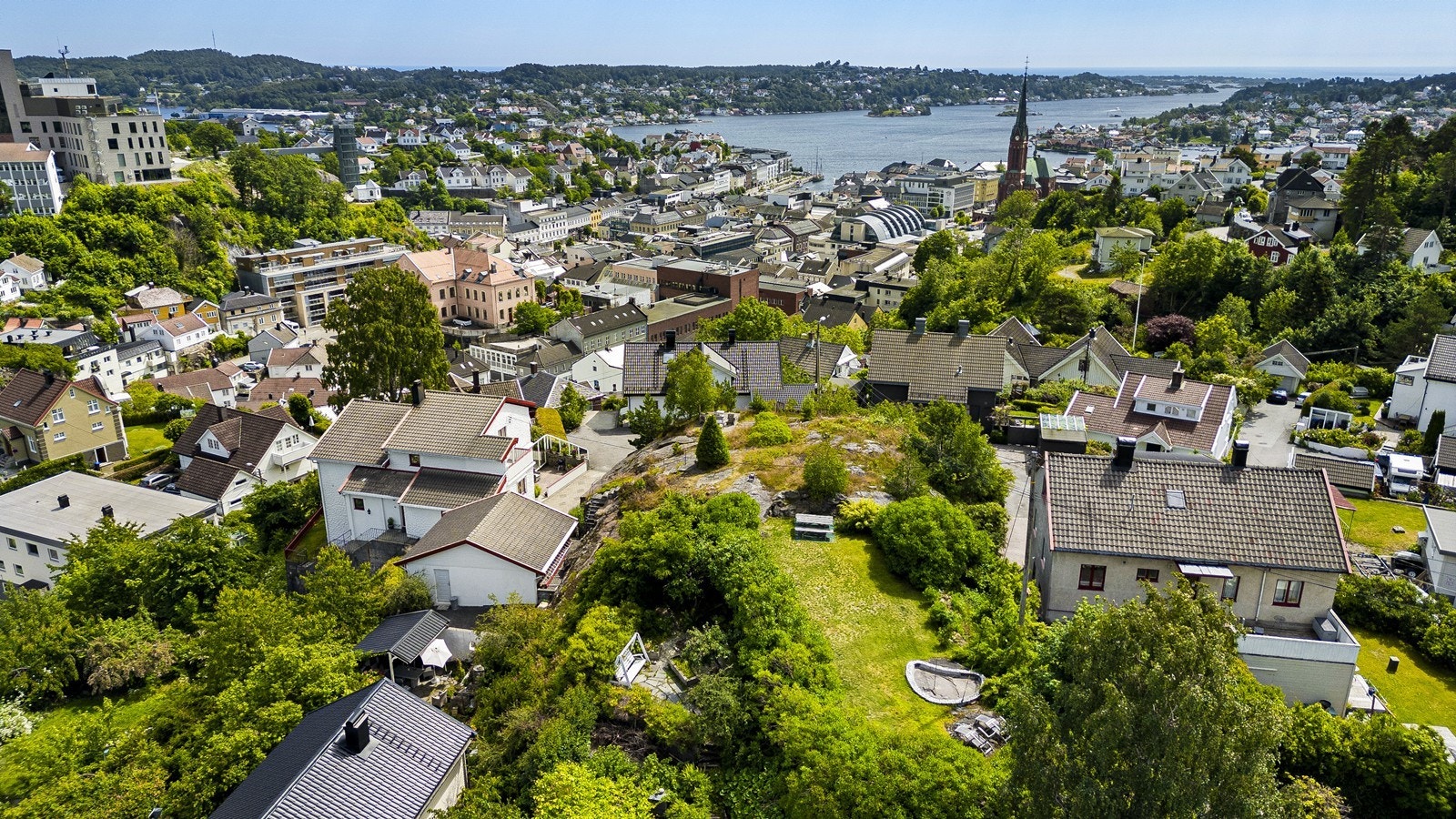 Området på toppen av tomten er fantastisk for lek og spill, både for voksne og barn Galleribilde