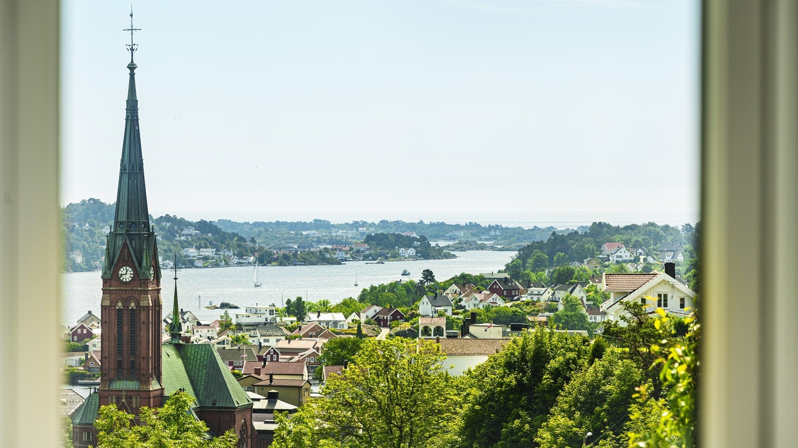 Fra loftstuen kan man se hele veien til Merdø Galleribilde