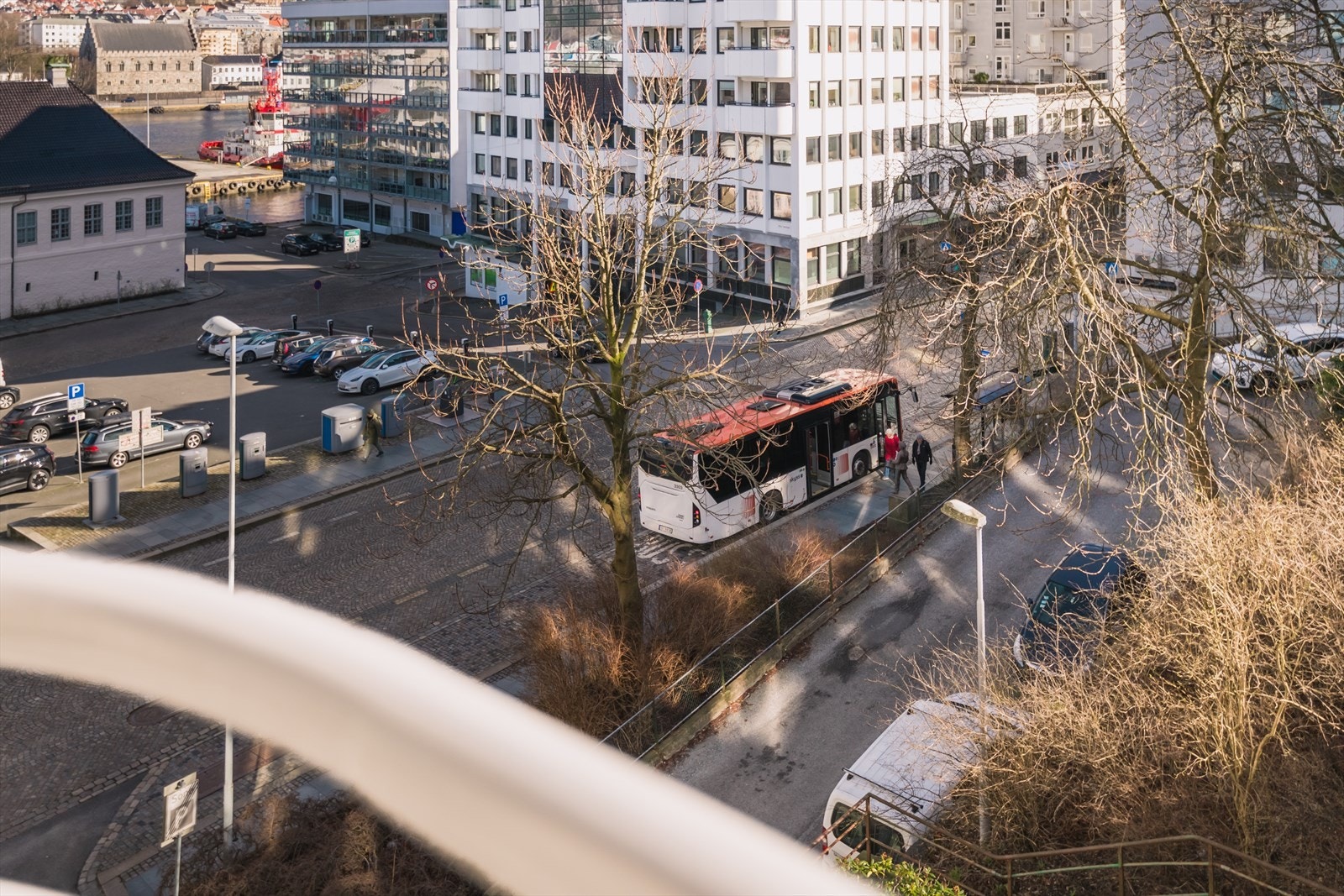 Boligen har en svært sentral og attraktiv beliggenhet med nærhet til busstopp. Galleribilde