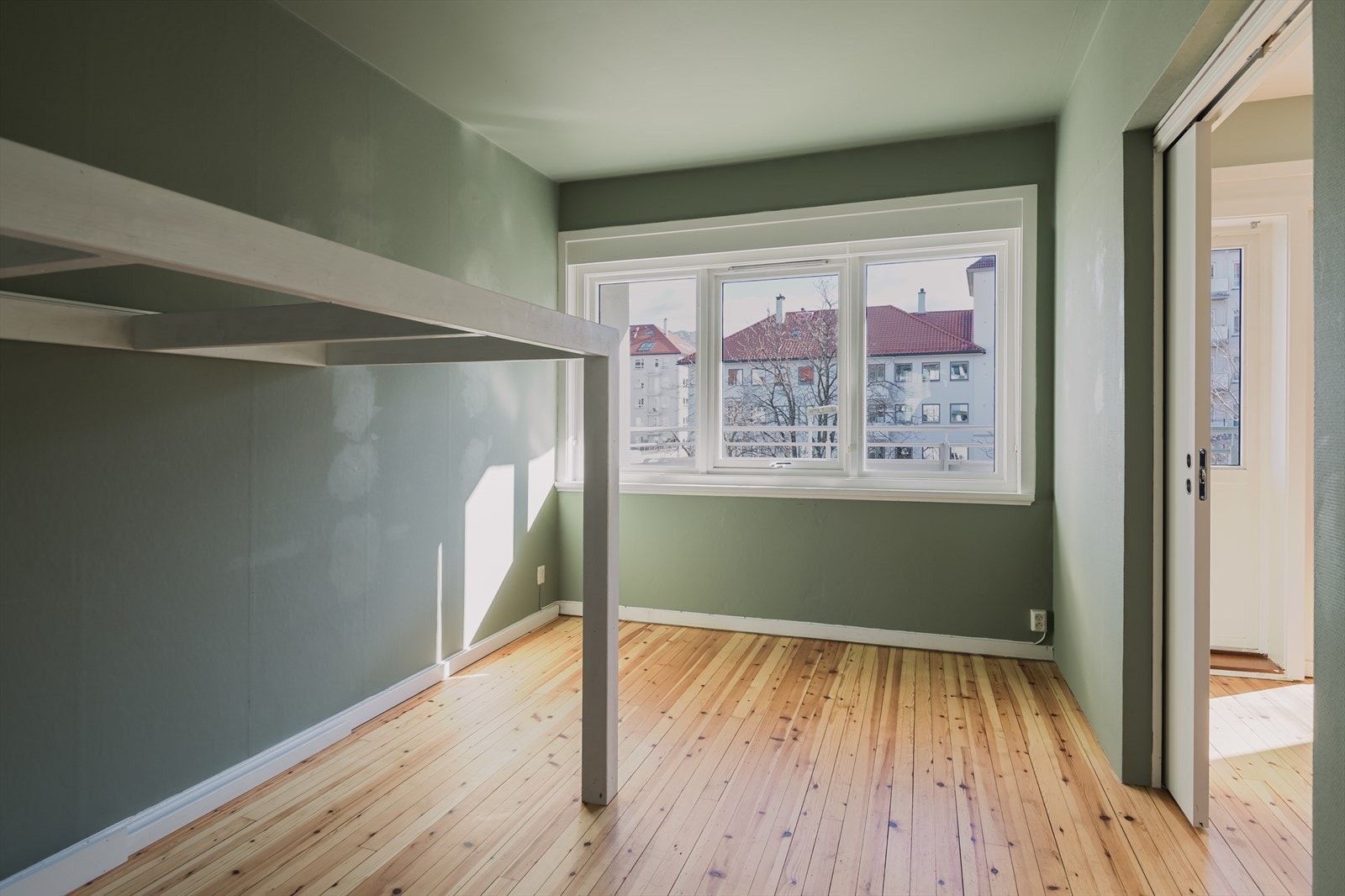 Romslig soverom med plass til både seng, nattbord og garderobeskap. Galleribilde