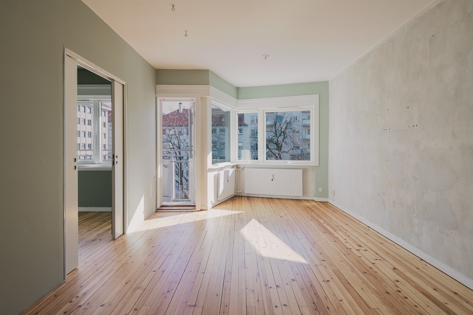 Leiligheten har en praktisk planløsning og inneholder gang, to soverom, bad, stue og kjøkken. Boligen disponerer en bod i kjeller og loft. Galleribilde