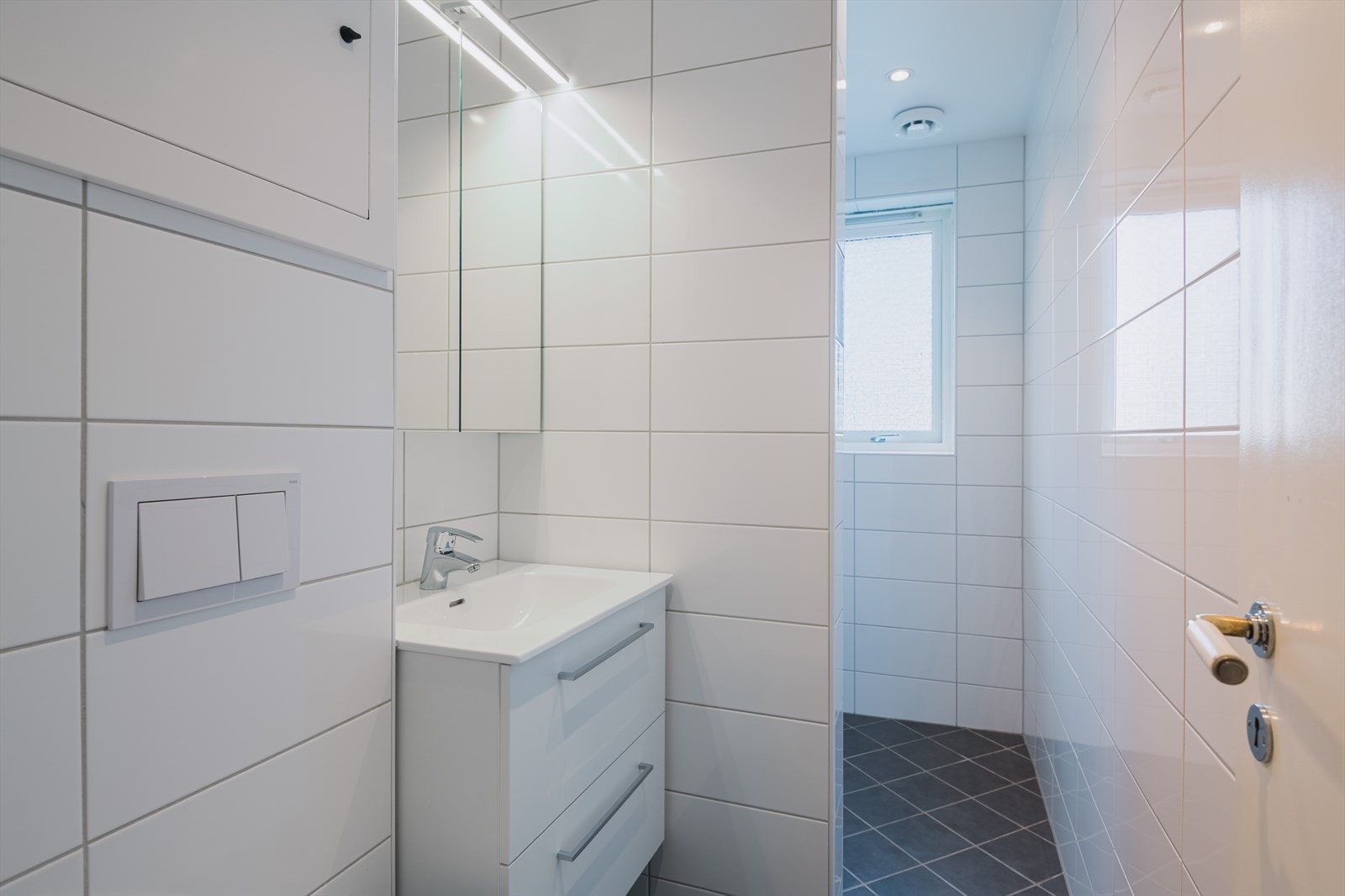 Badet ble renovert i 2021 av Sans Bygg AS i regi av borettslaget. I den anledningen ble rør også byttet. Badet er helfliset med varmekabler i gulv. Galleribilde