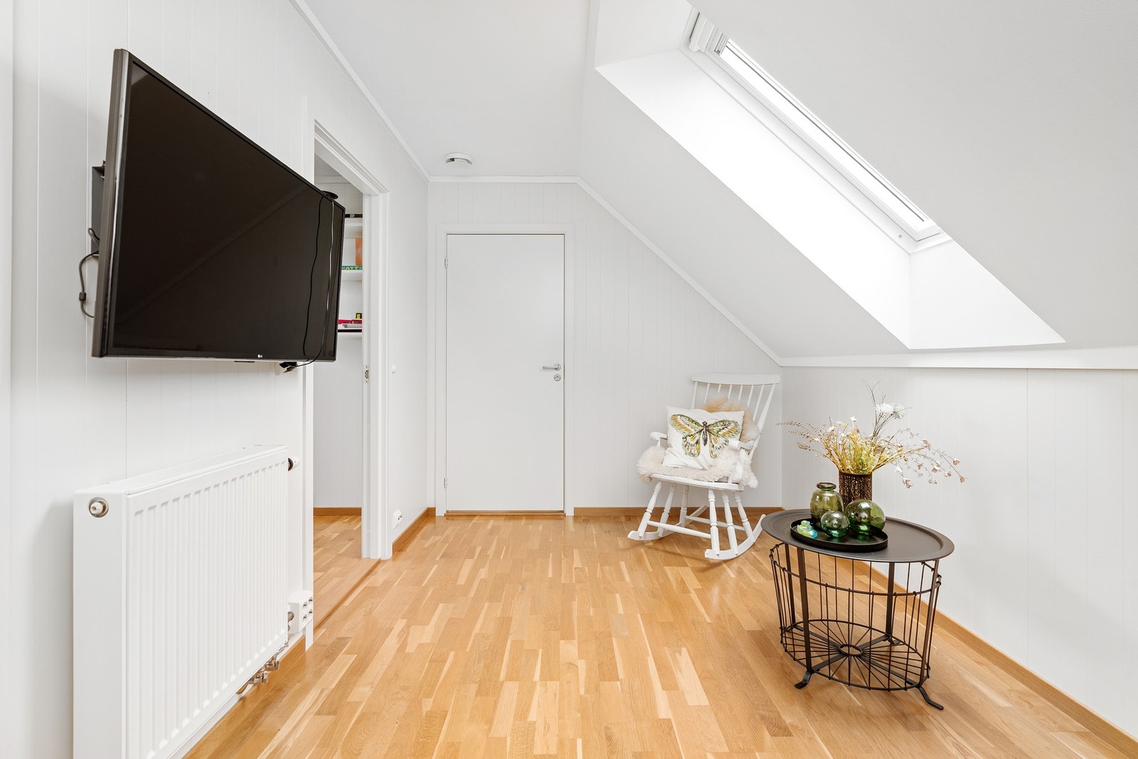 Loftstue - Det er vannbåren varme i flere rom, med sentralvarme som også varmer opp varmtvann Galleribilde