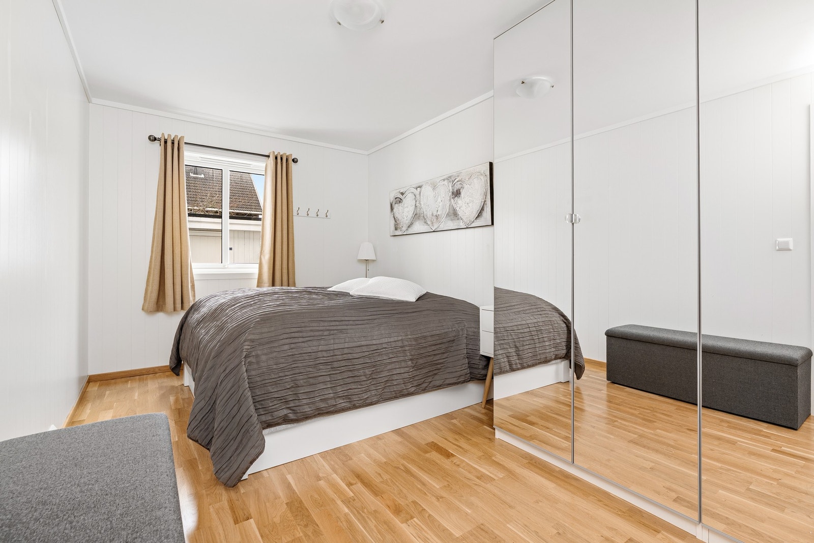 Hovedsoverom i underetasje med garderobeskap og inngang til garderoberom/bod Galleribilde