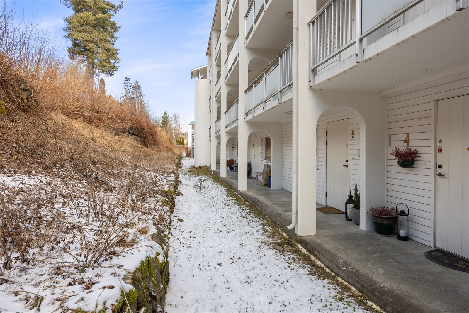 Leiligheten har trappefri adkomst med heis og eget inngangsparti. Galleribilde