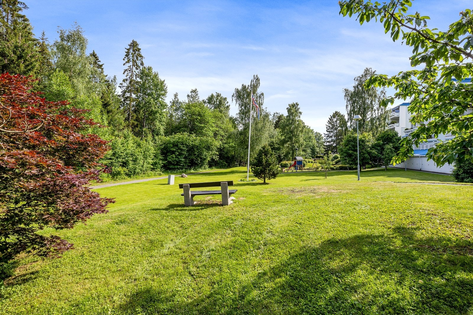Det er god tilgang til tur- og rekreasjonsmuligheter. Husebyskogen med lysløyper og turstier ligger rett ved. Det er også kort vei til Mærradalen som strekker helt fra Radiumshospitalet og helt opp til Bogstadvannet. Galleribilde