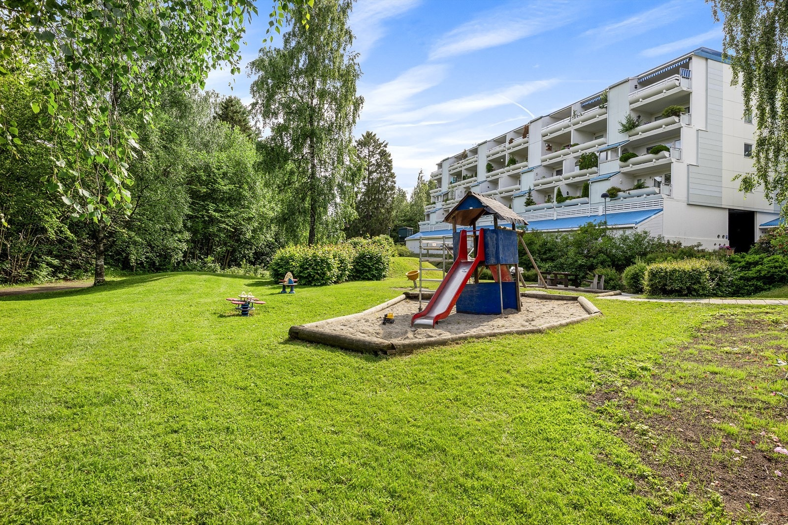 Sameiet har store, flotte uteområder utstyrt med lekeapparater for barna. Galleribilde