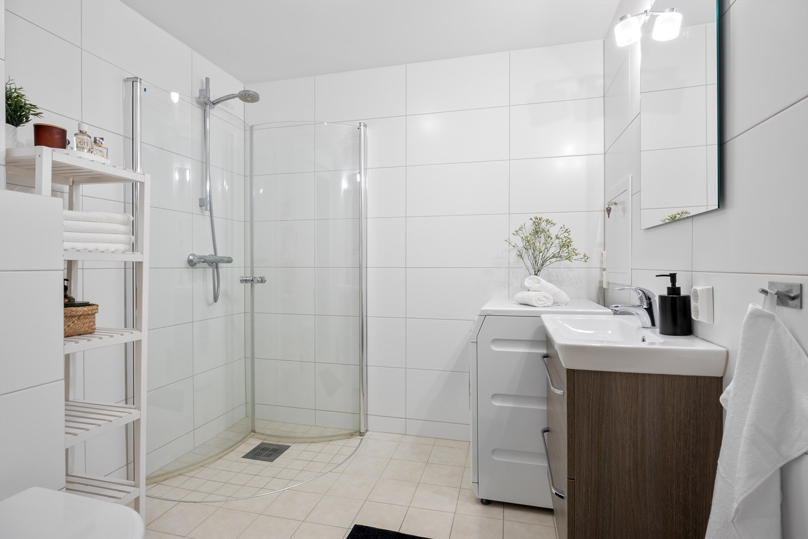 Baderommet er stilfullt innredet med fliser på både gulv og vegger, som gir et innbydende og lettstelt preg. Galleribilde