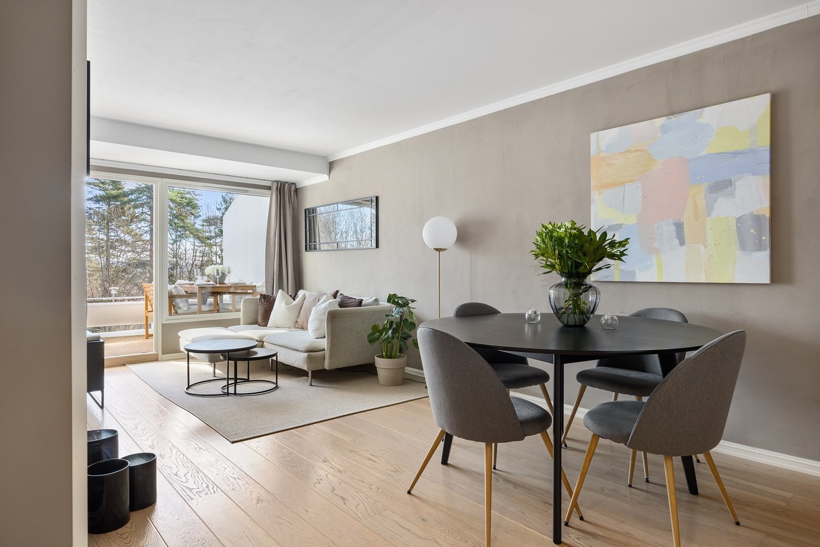 Veggene er malt i en nøytral farge og lun farge som skaper en behagelig atmosfære. Galleribilde
