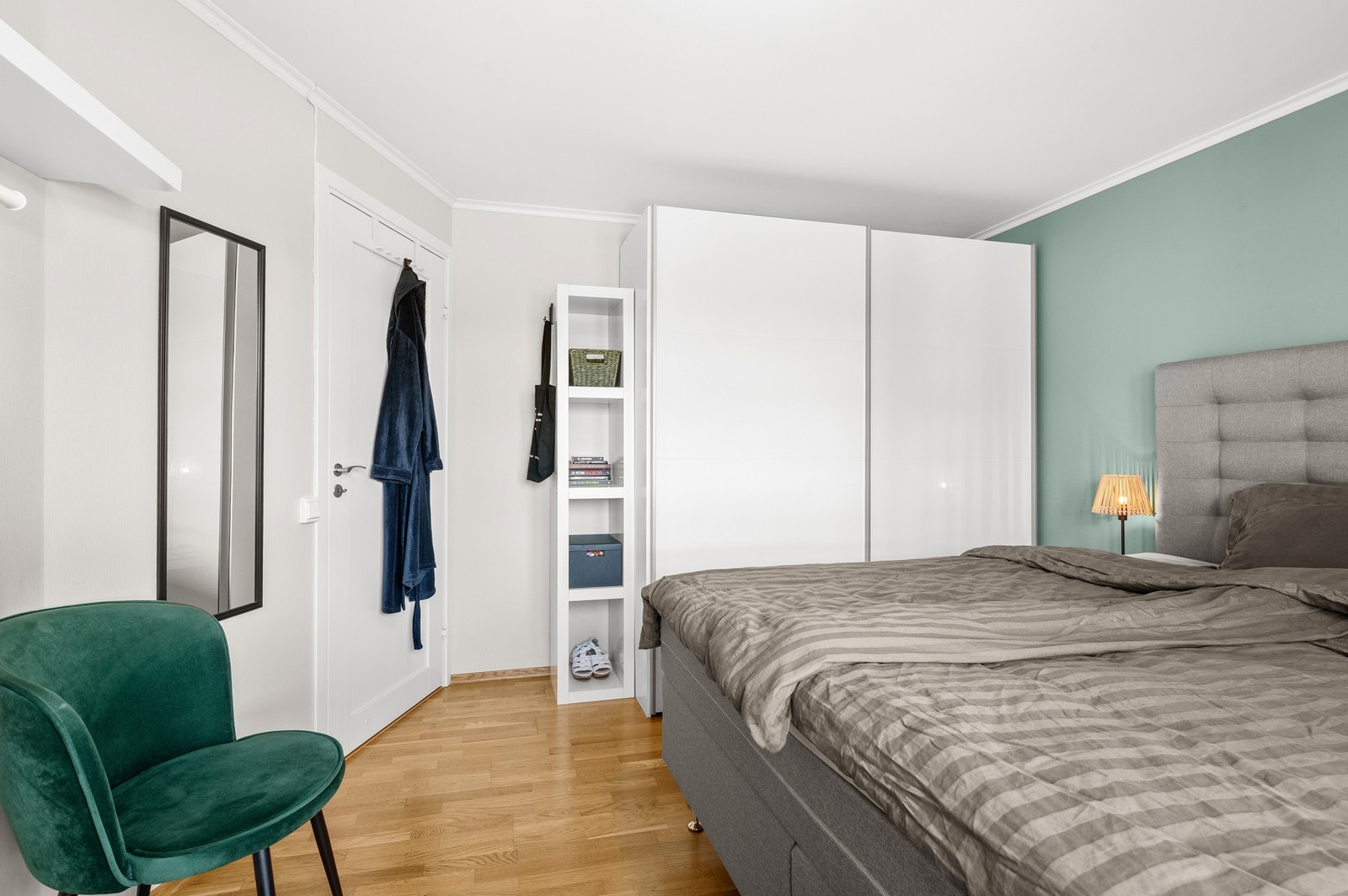Rommet er også utstyrt med en praktisk skyvedørsgarderobe. Galleribilde