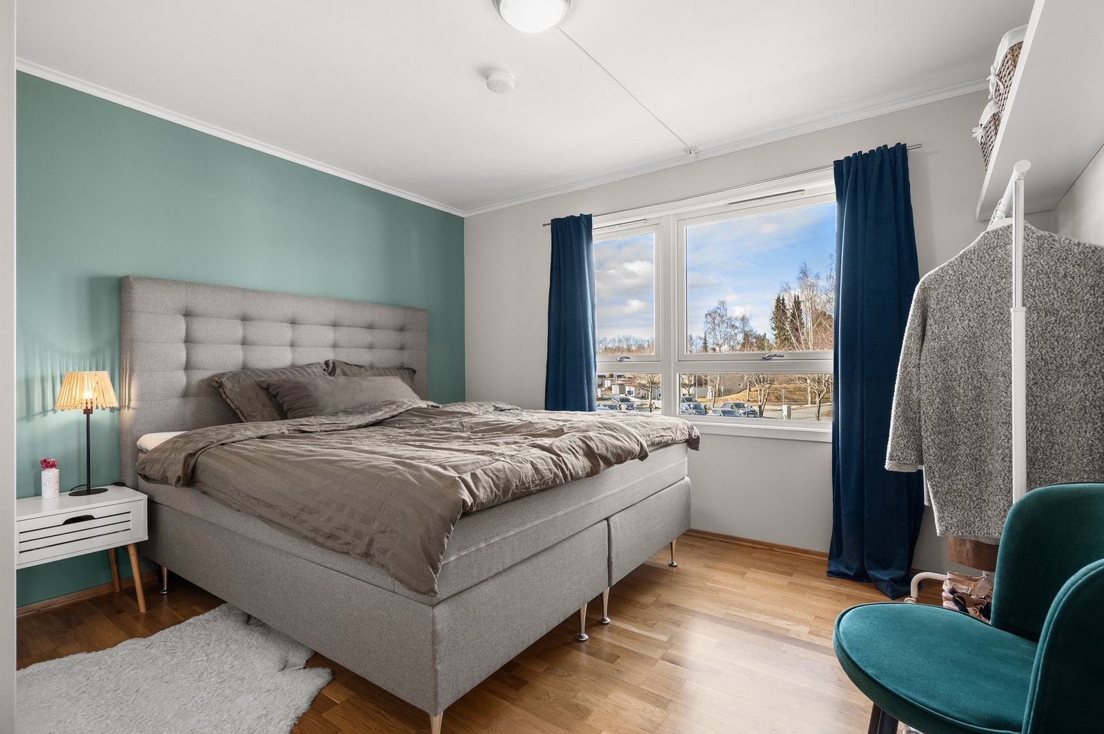 Soverommet er på hele 13,5m² med god plass til ønsket soveromsmøblement. Galleribilde