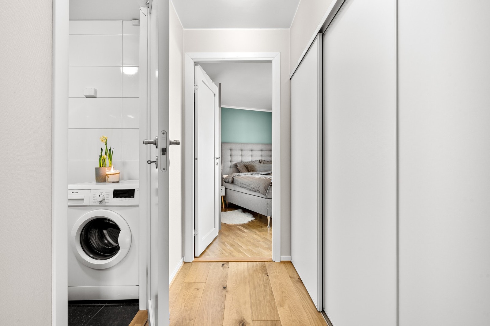 Romslig gang på 4,6m² med innebygd skyvedørsgarderobe. Galleribilde