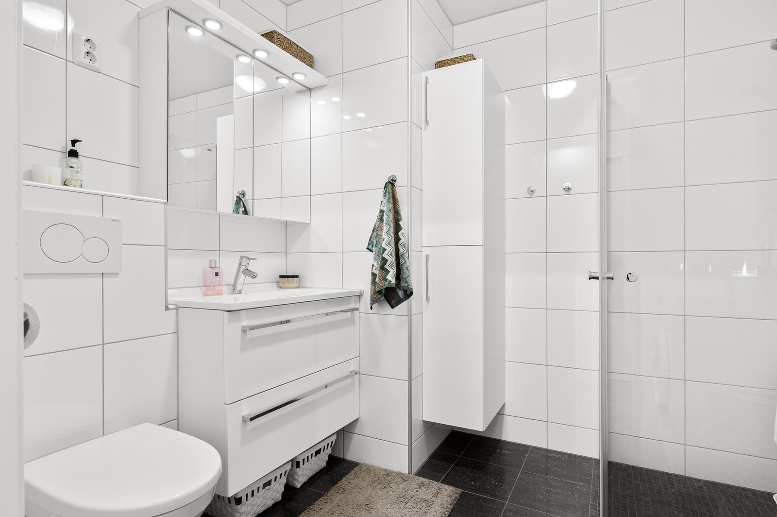 Lyst og stilrent flislagt bad fra 2014 på 4,5m² med alt man trenger. Galleribilde