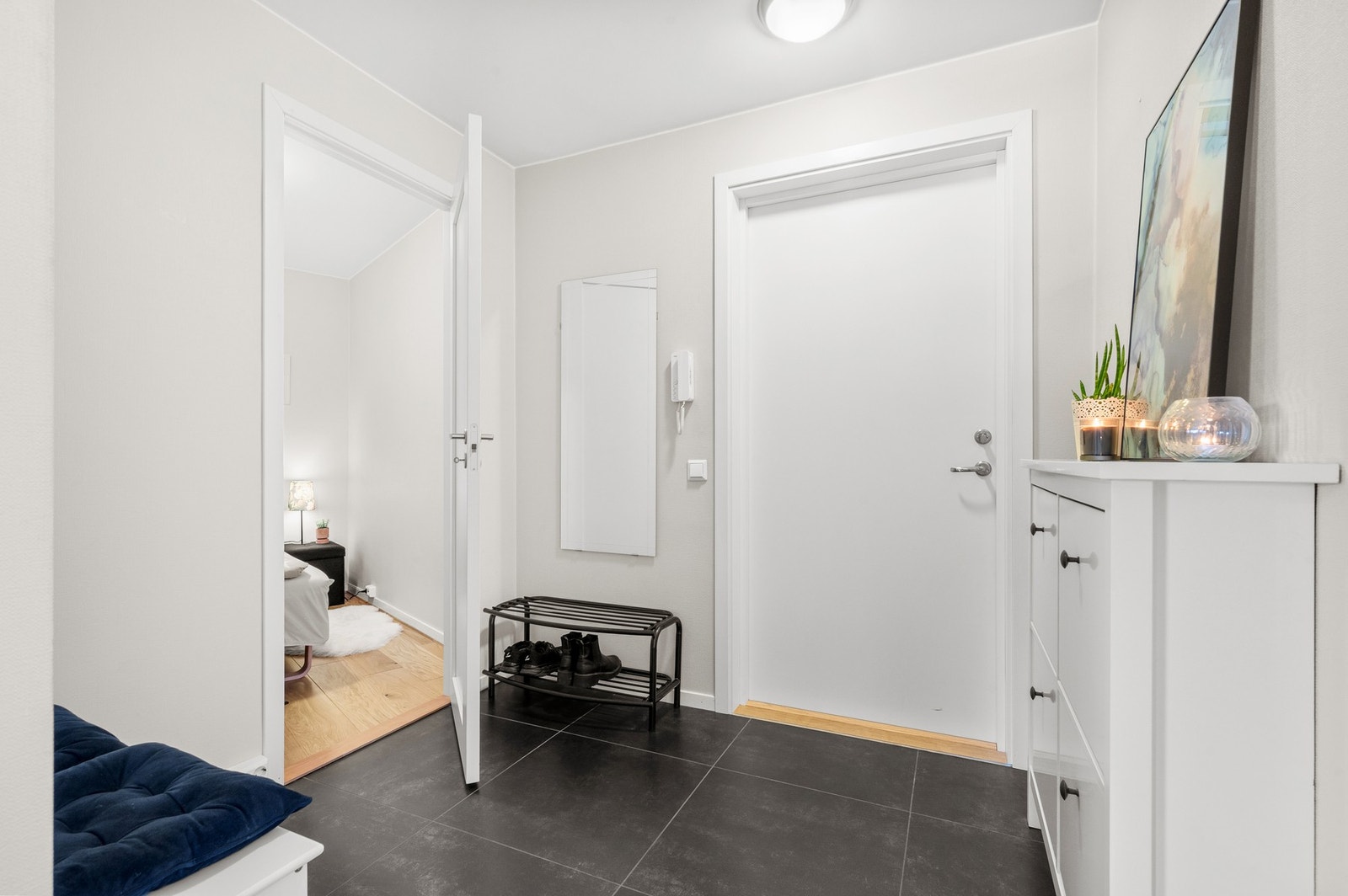 Innbydende entré på 4,5m² med plass til å henge fra seg ytterklær og sette fra seg skotøy. Galleribilde