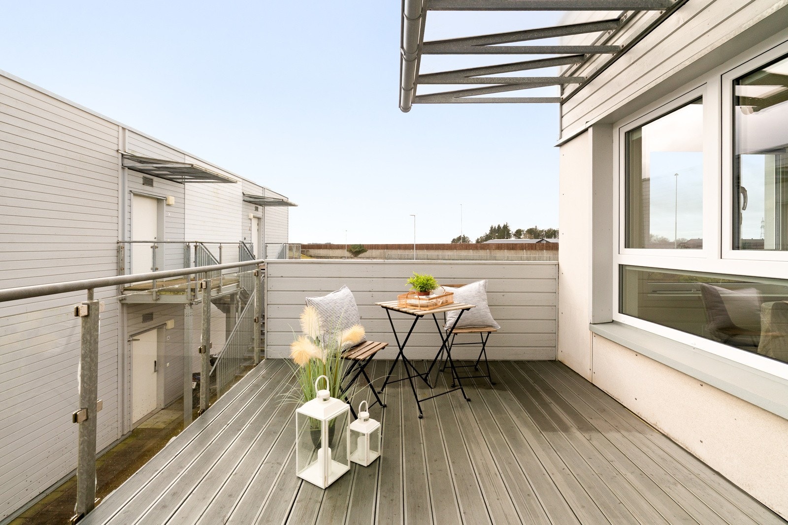 Du har en solrik balkong med plass til utemøbler, solstoler og beplantning. Galleribilde