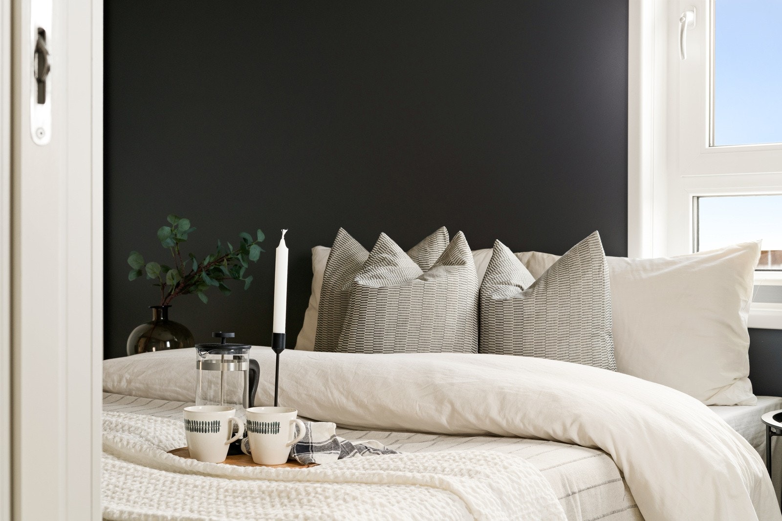 Det er plass til garderobeinnredning, nattbord og annet passende møblement. Galleribilde