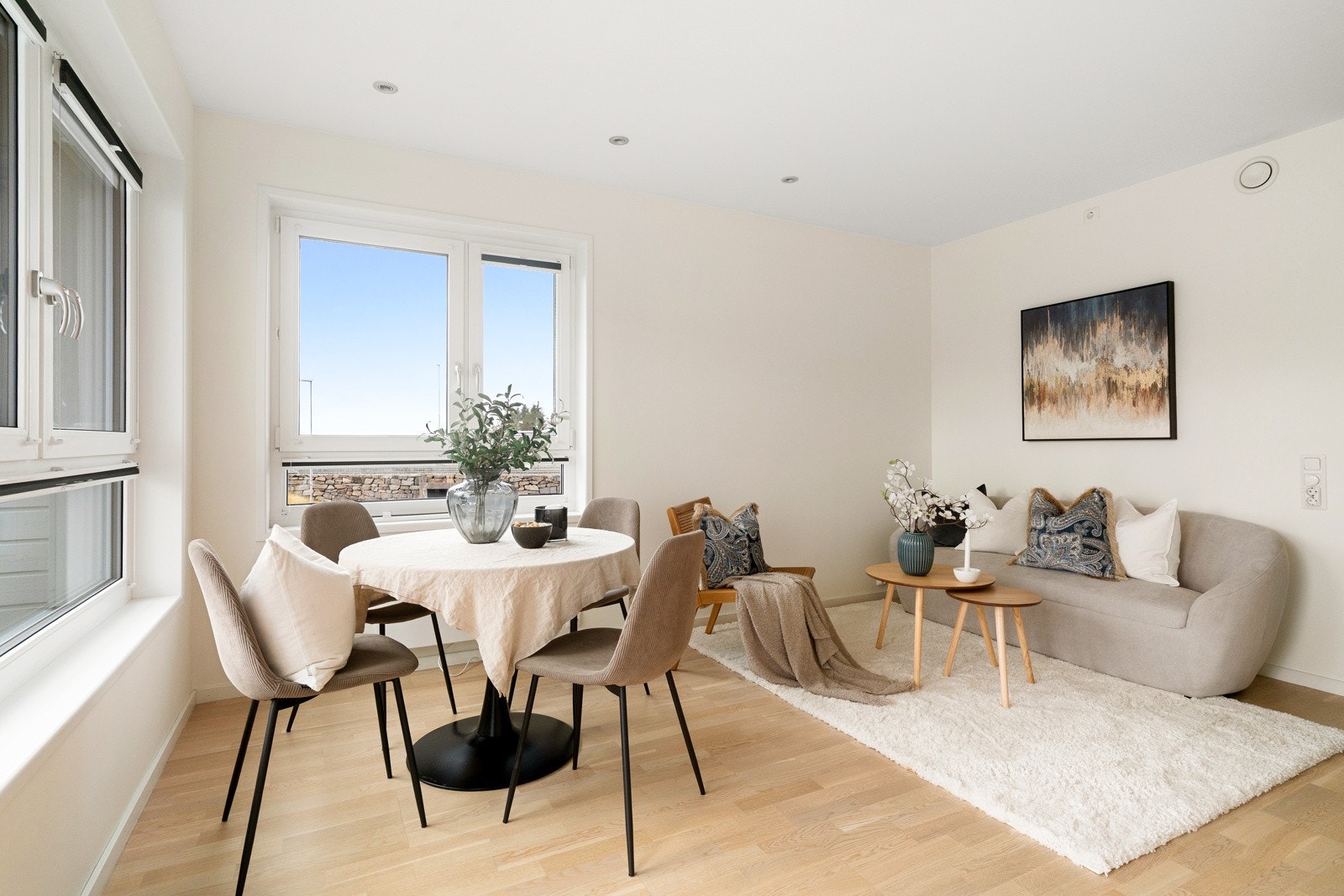 Kjekk og romslig stue med plass til ønsket innredning. Galleribilde